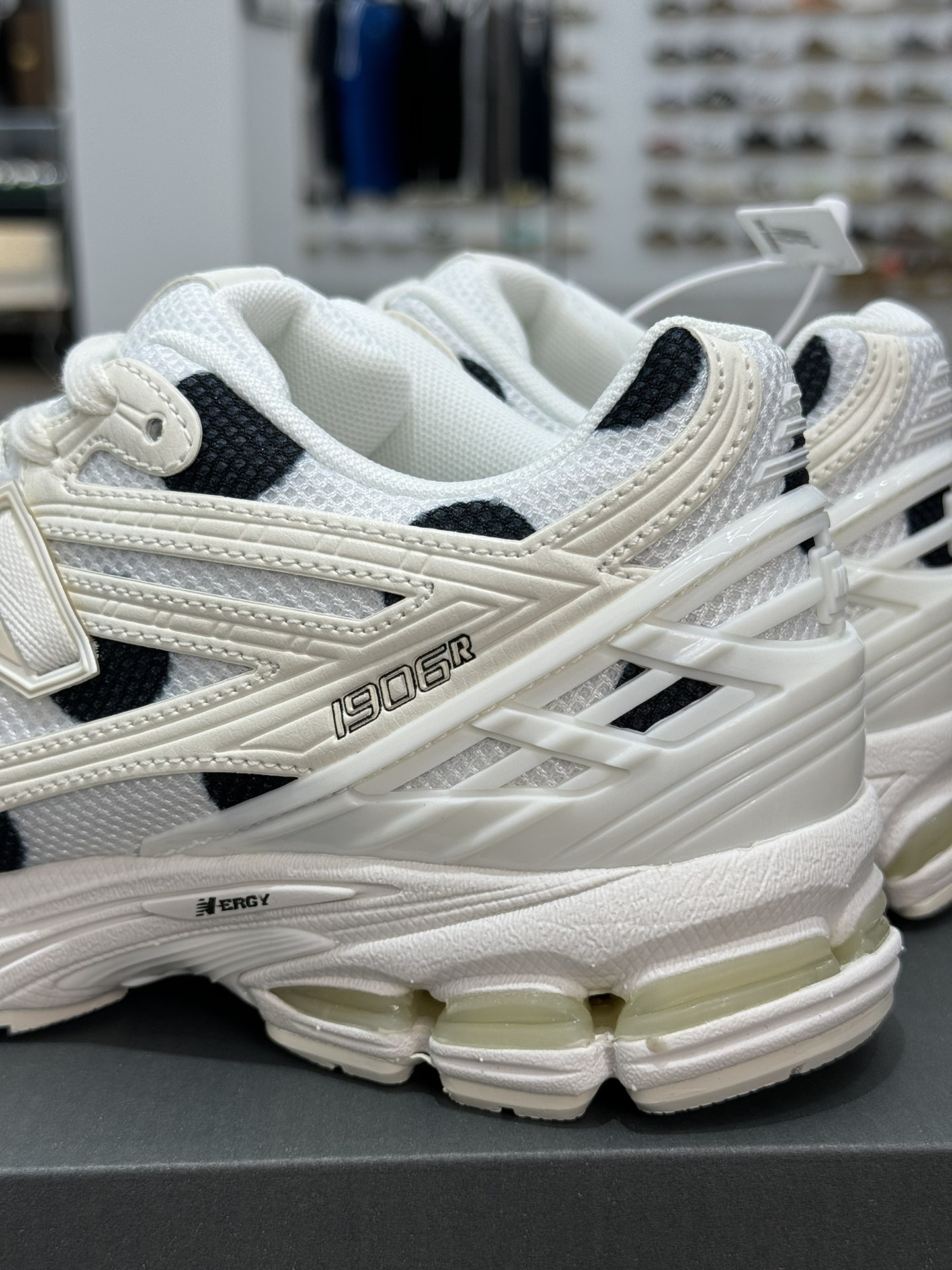  新版 New Balance NB 1906R  Unisex 低筒 复古跑鞋 耐磨透气 休闲鞋 运动鞋 波鞋 男士 女士  C白黑色 M1906RPC