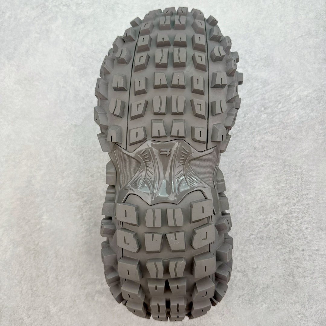  Balenciaga 巴黎世家 Defender 时尚 复古做旧 轮胎鞋 老爹鞋 波鞋 男鞋 女鞋 鞋面穿环 深灰色  685613 