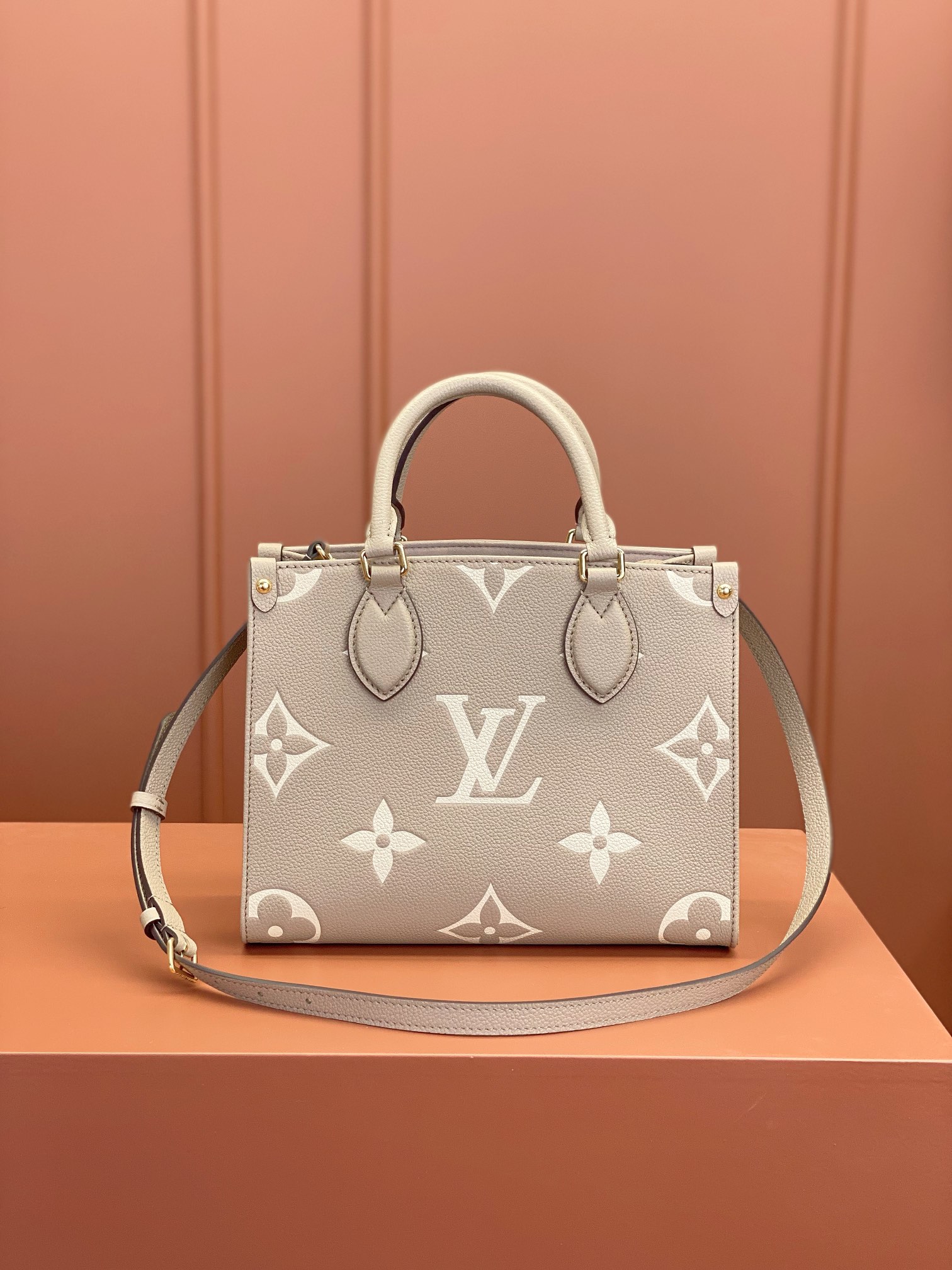  MB LOUIS VUITTON Onthego PM TOTE 路易威登   可调节  可拆卸 翻盖  牛皮革 斜挎包 单肩包 双肩包 水桶 手提包 灰色 M45779