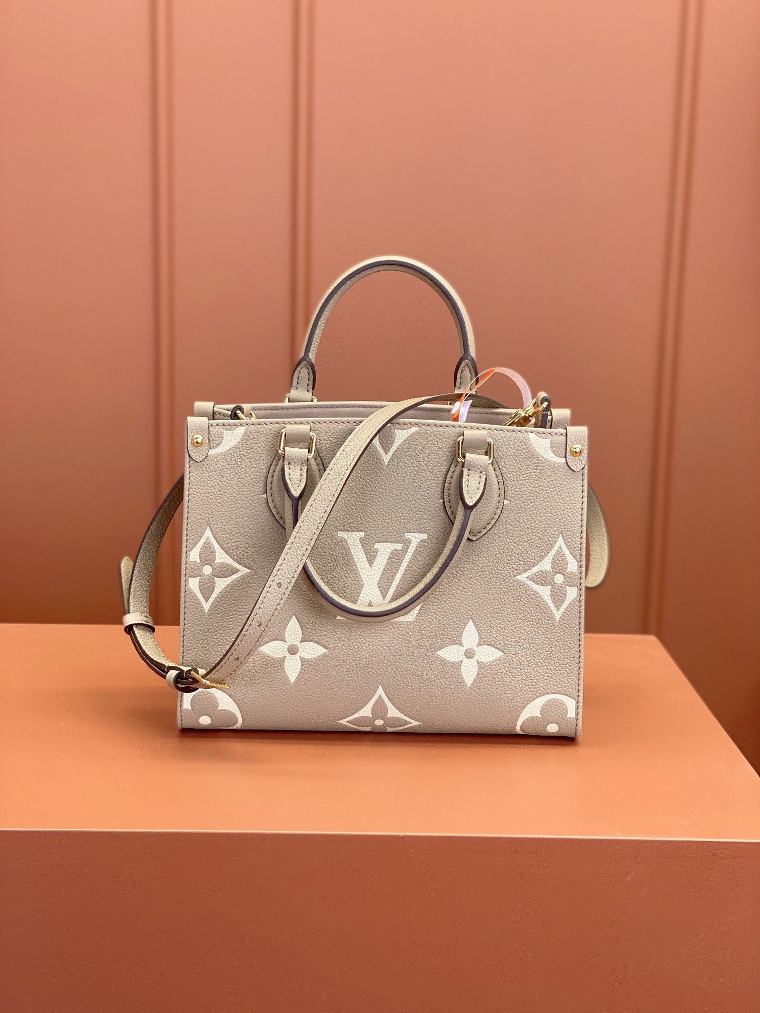  MB LOUIS VUITTON Onthego PM TOTE 路易威登   可调节  可拆卸 翻盖  牛皮革 斜挎包 单肩包 双肩包 水桶 手提包 灰色 M45779