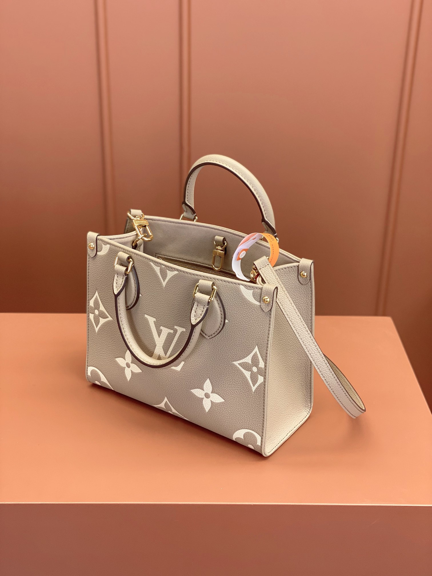  MB LOUIS VUITTON Onthego PM TOTE 路易威登   可调节  可拆卸 翻盖  牛皮革 斜挎包 单肩包 双肩包 水桶 手提包 灰色 M45779