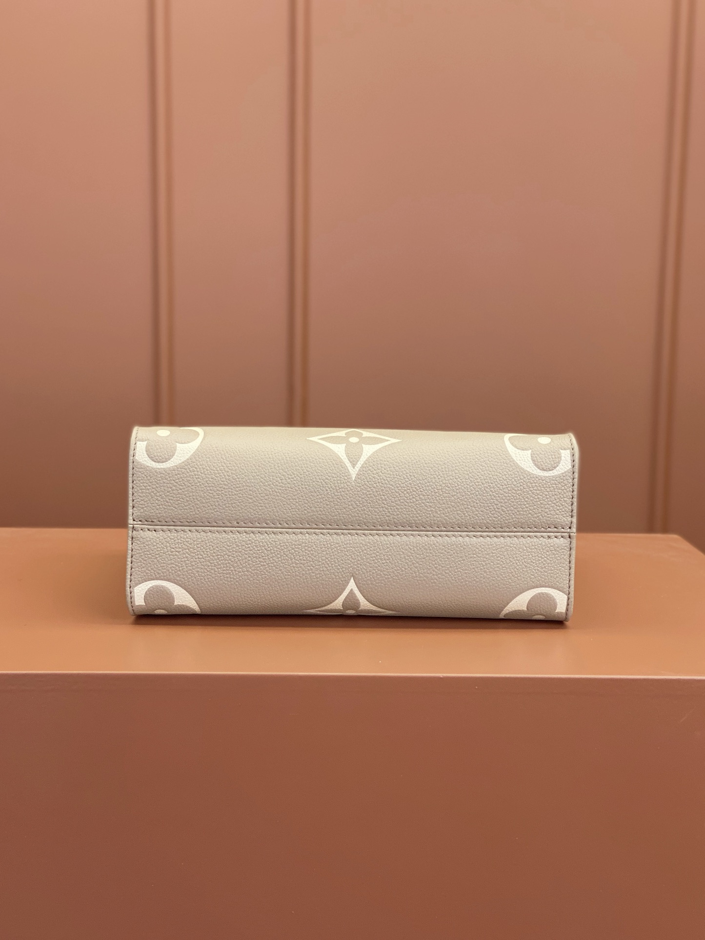  MB LOUIS VUITTON Onthego PM TOTE 路易威登   可调节  可拆卸 翻盖  牛皮革 斜挎包 单肩包 双肩包 水桶 手提包 灰色 M45779