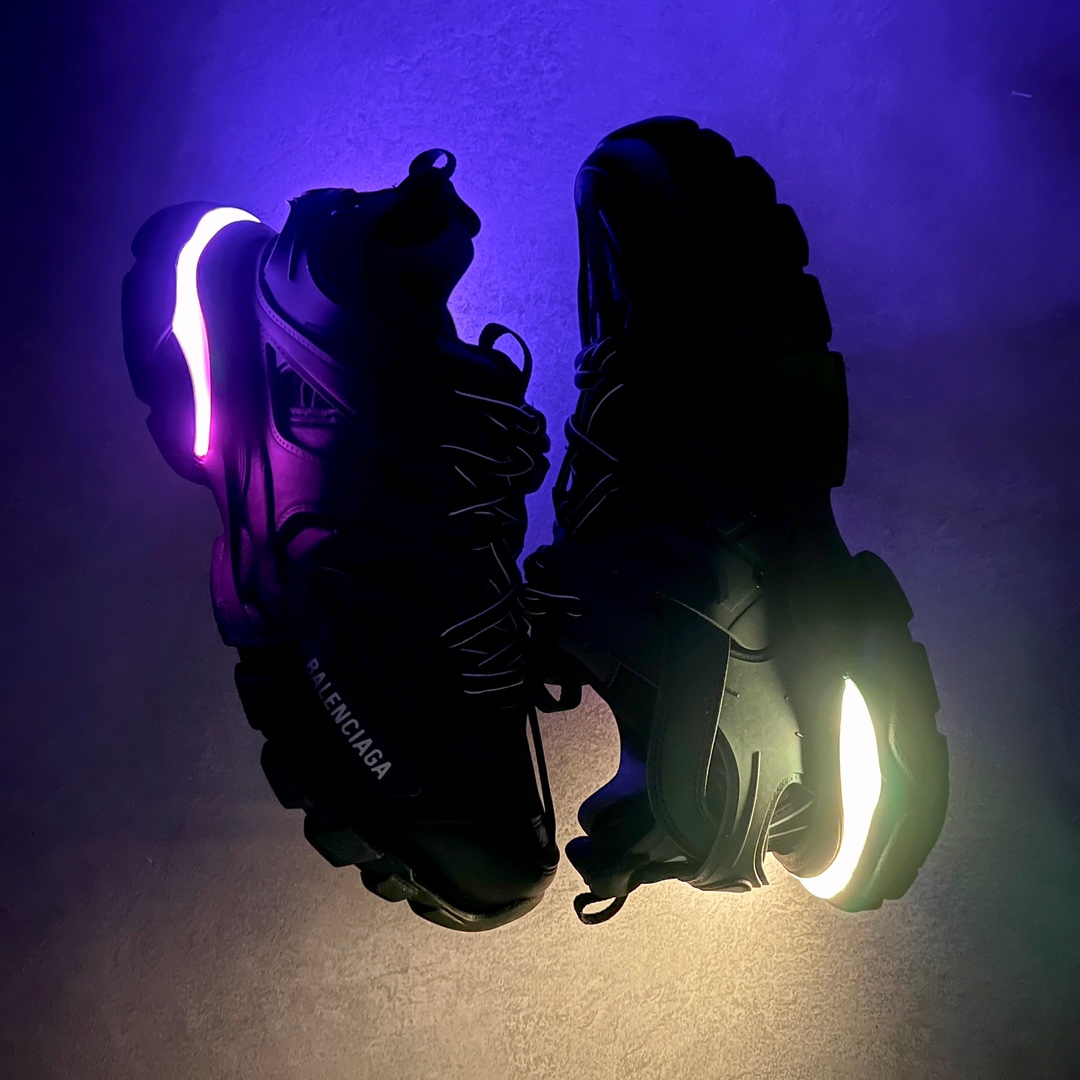  Balenciaga 巴黎世家 Track 1.0 LED 充电灯光 舒适百搭 老爹鞋 运动 复古板鞋 休闲鞋 男鞋 女鞋   555036W1GB11000 555036W2GB71214 555032W3AD45000