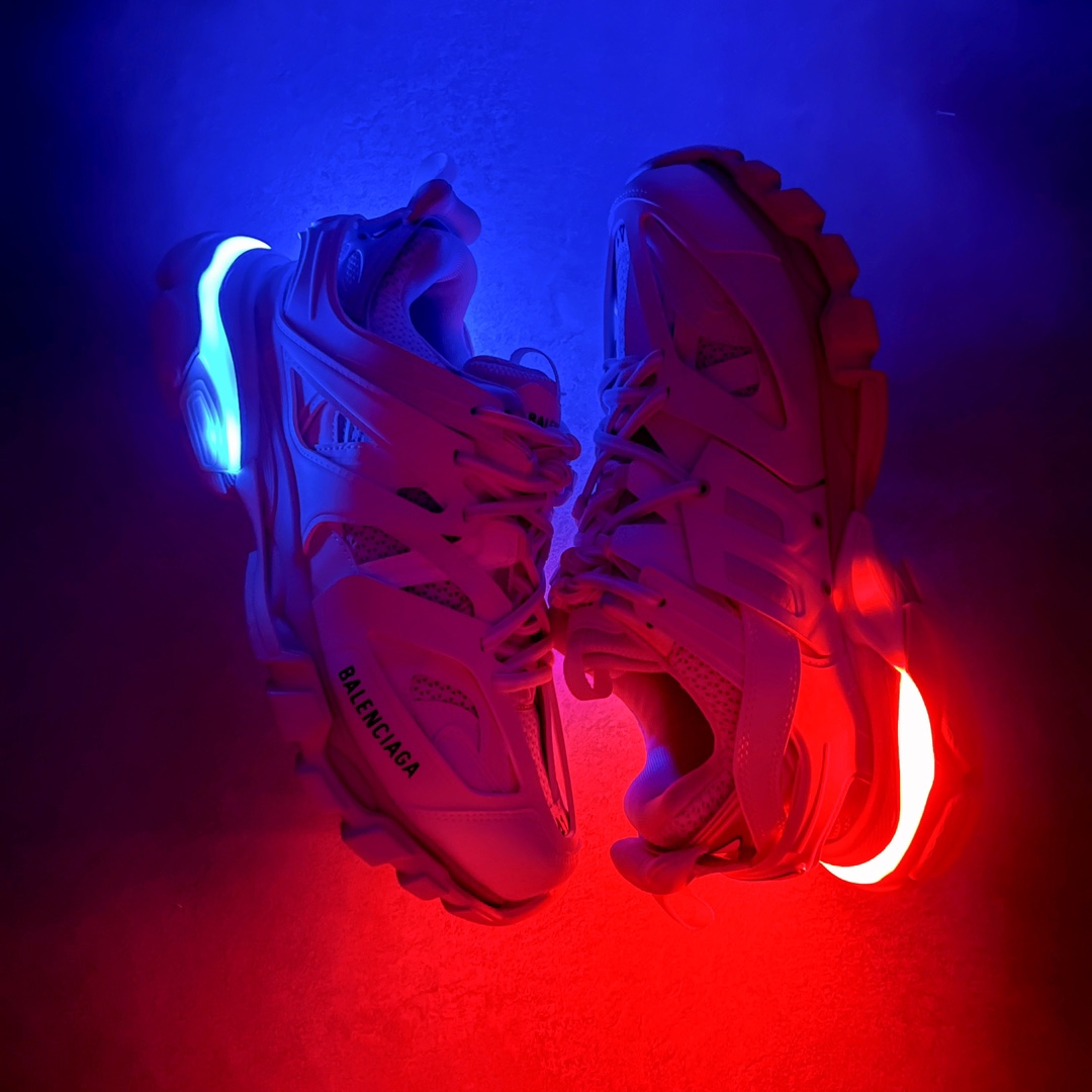  Balenciaga 巴黎世家 Track 1.0 LED 充电灯光 舒适百搭 老爹鞋 运动 复古板鞋 休闲鞋 男鞋 女鞋   555036W1GB11000 555036W2GB71214 555032W3AD45000
