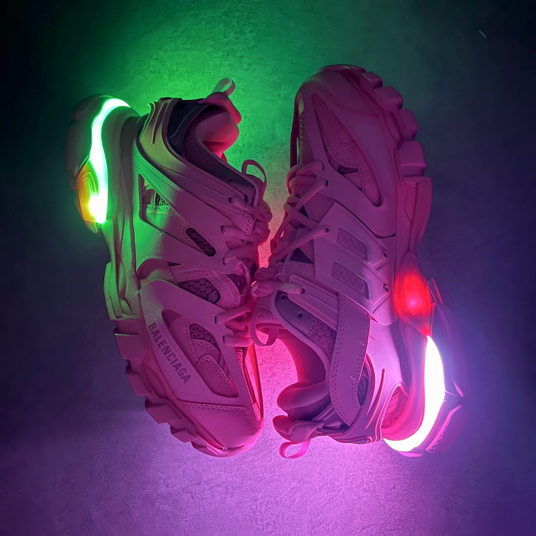  Balenciaga 巴黎世家 Track 1.0 LED 充电灯光 舒适百搭 老爹鞋 运动 复古板鞋 休闲鞋 男鞋 女鞋   555036W1GB11000 555036W2GB71214 555032W3AD45000