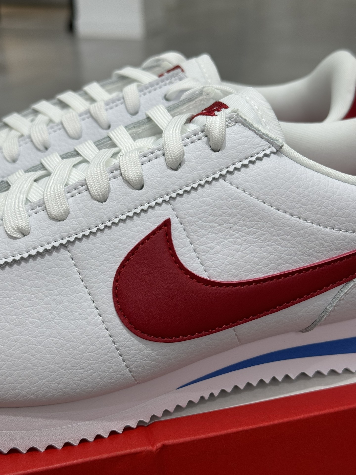 Nike Classic Cortez Leather 阿甘 低筒 复古初代皮革慢跑鞋 休闲鞋 波鞋 白红 FZ1347-100