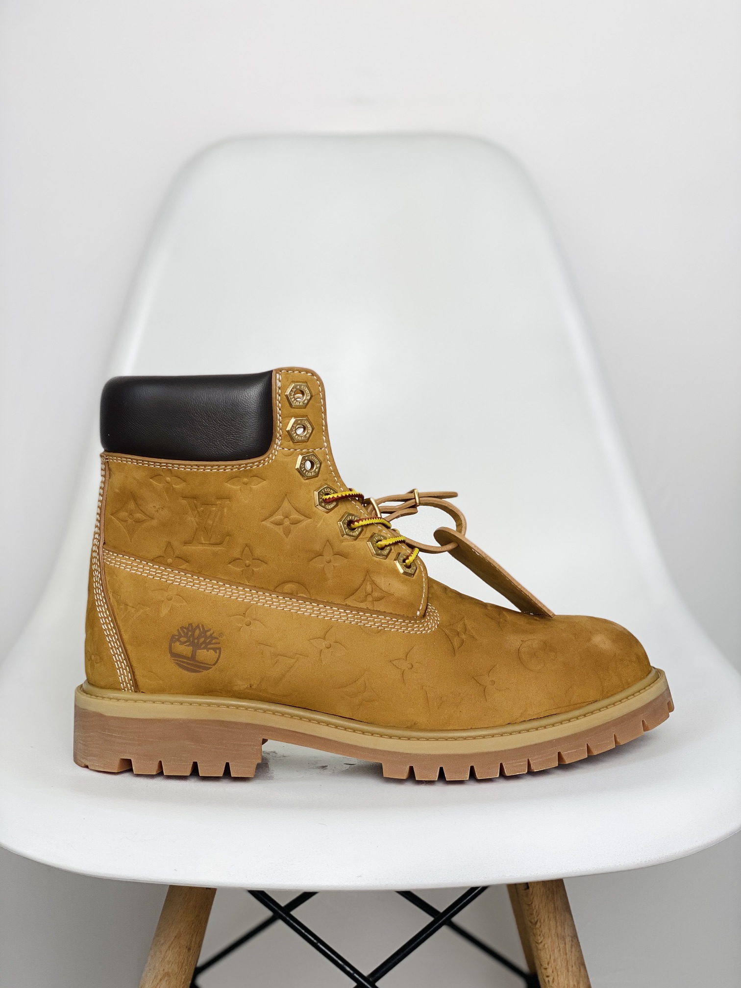   Louis Vuitton x Timberland 6英寸 满印老花 圆头 压纹防水绒面 大黄靴 马丁靴 男女同款 棕色1AD7YN 