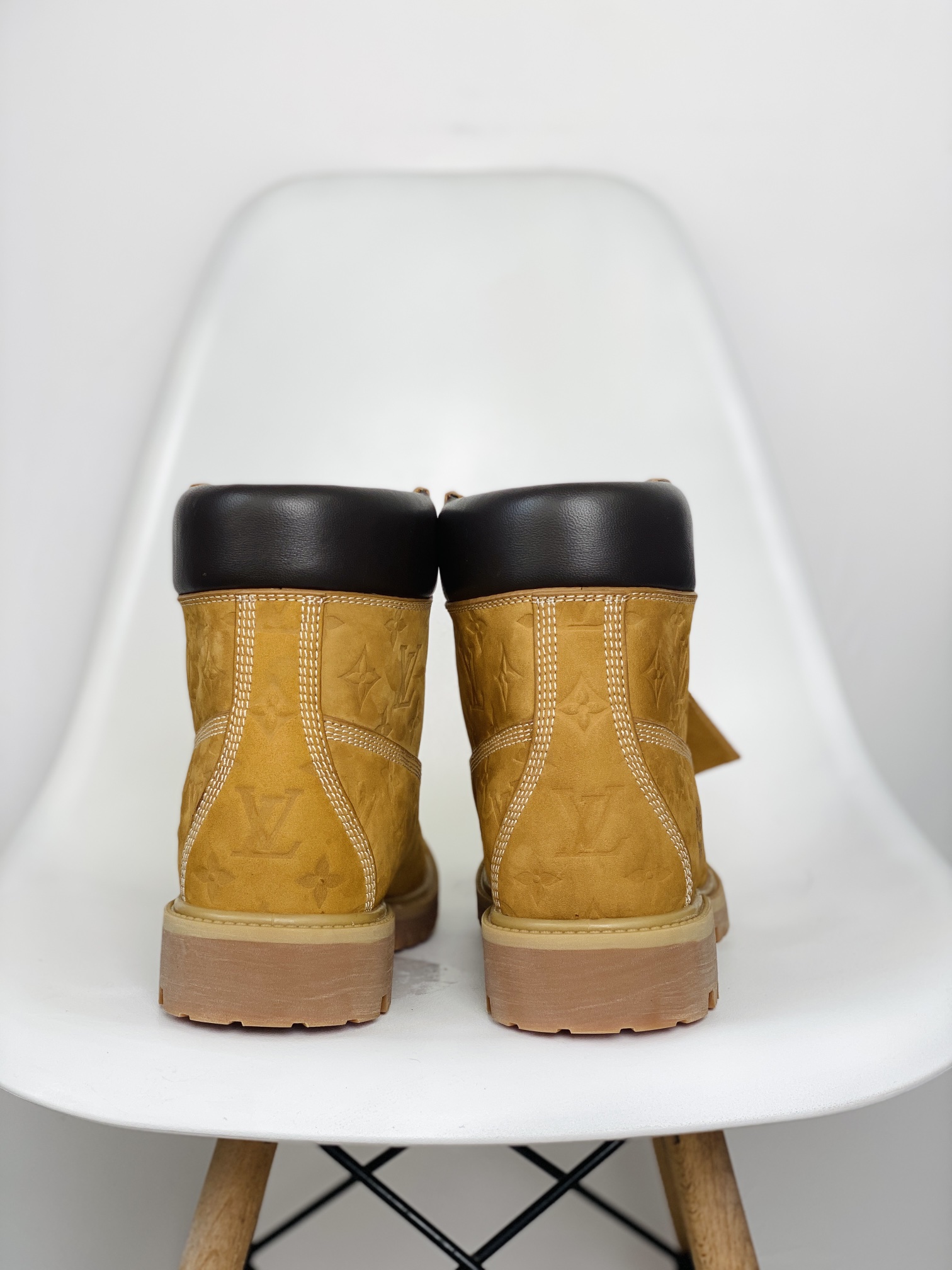   Louis Vuitton x Timberland 6英寸 满印老花 圆头 压纹防水绒面 大黄靴 马丁靴 男女同款 棕色1AD7YN 