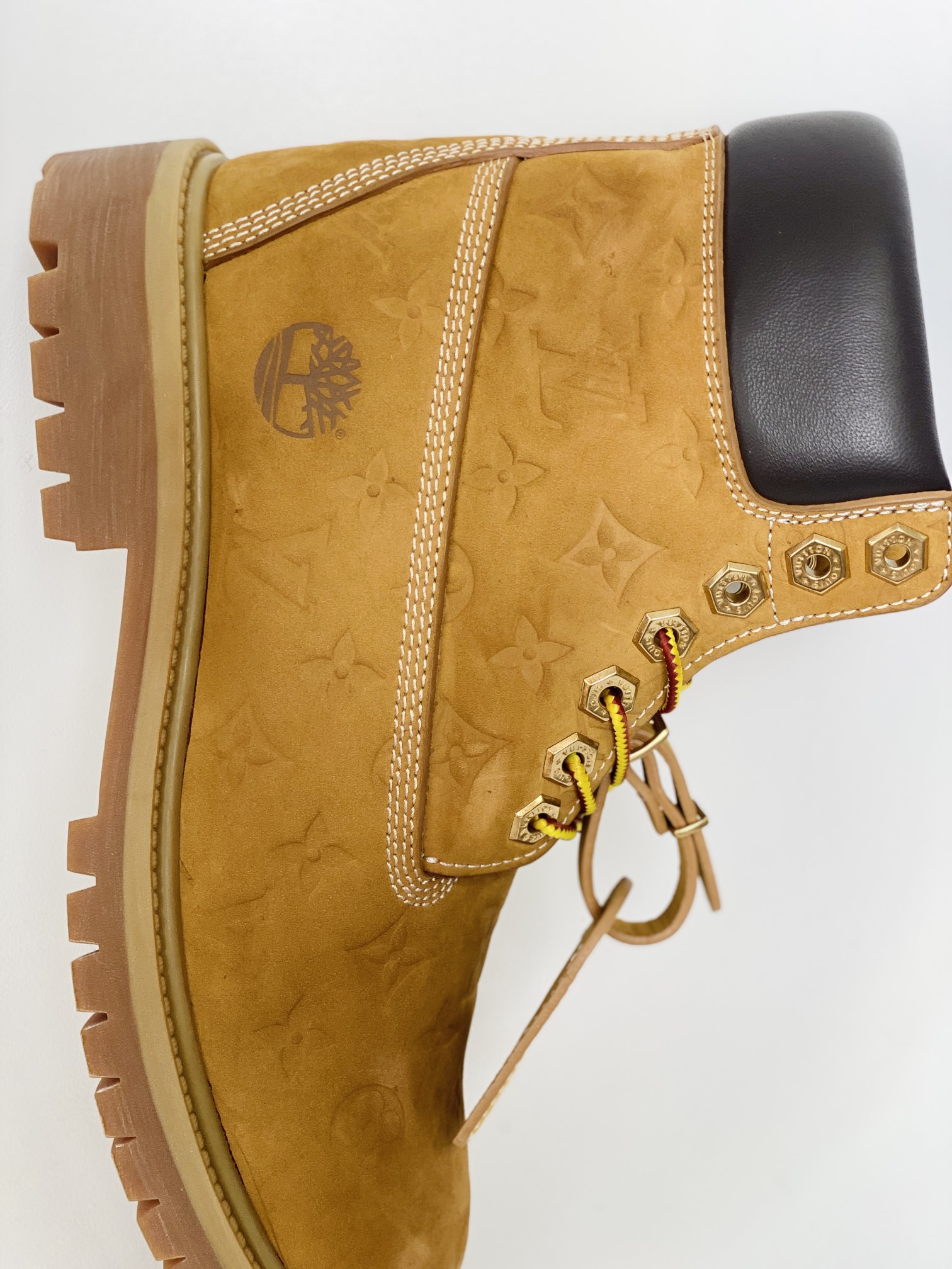   Louis Vuitton x Timberland 6英寸 满印老花 圆头 压纹防水绒面 大黄靴 马丁靴 男女同款 棕色1AD7YN 