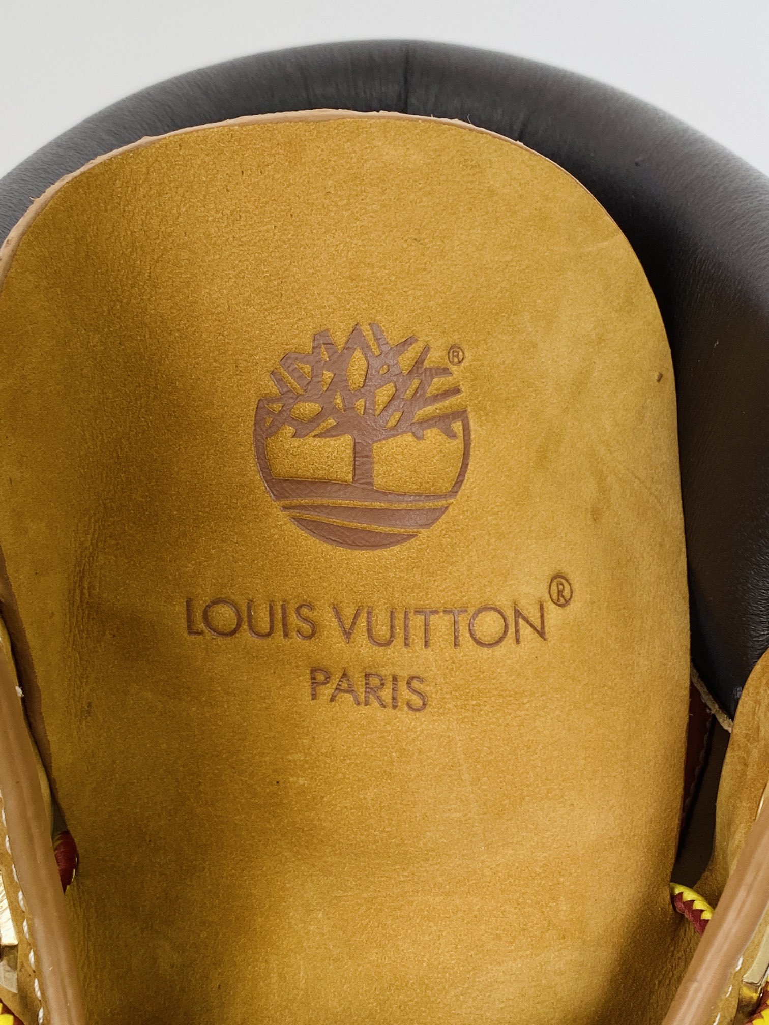   Louis Vuitton x Timberland 6英寸 满印老花 圆头 压纹防水绒面 大黄靴 马丁靴 男女同款 棕色1AD7YN 