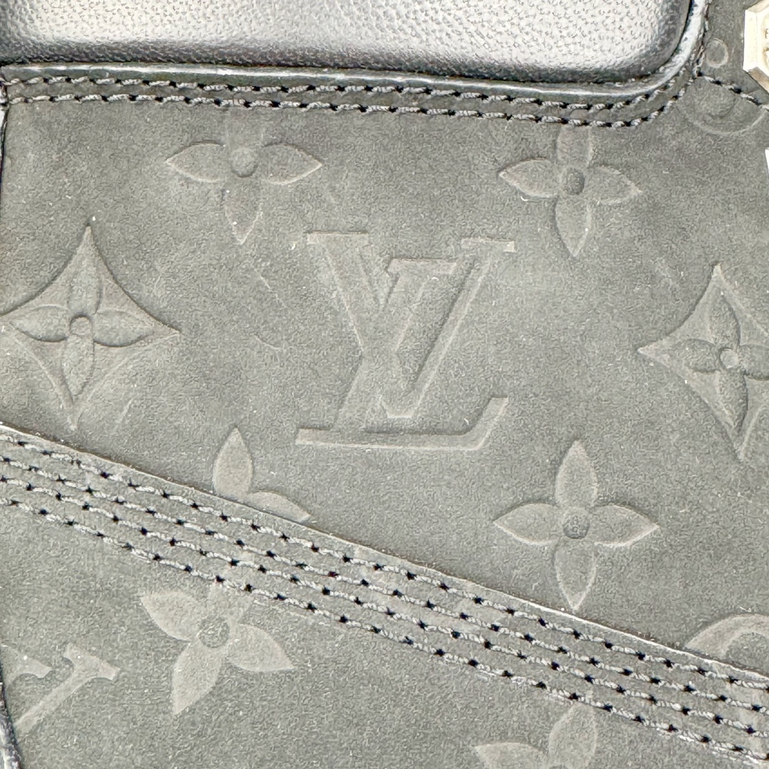  Louis Vuitton x Timberland 6英寸 满印老花 圆头 压纹防水绒面 大黄靴 马丁靴 男女同款 黑色1AD7YP
