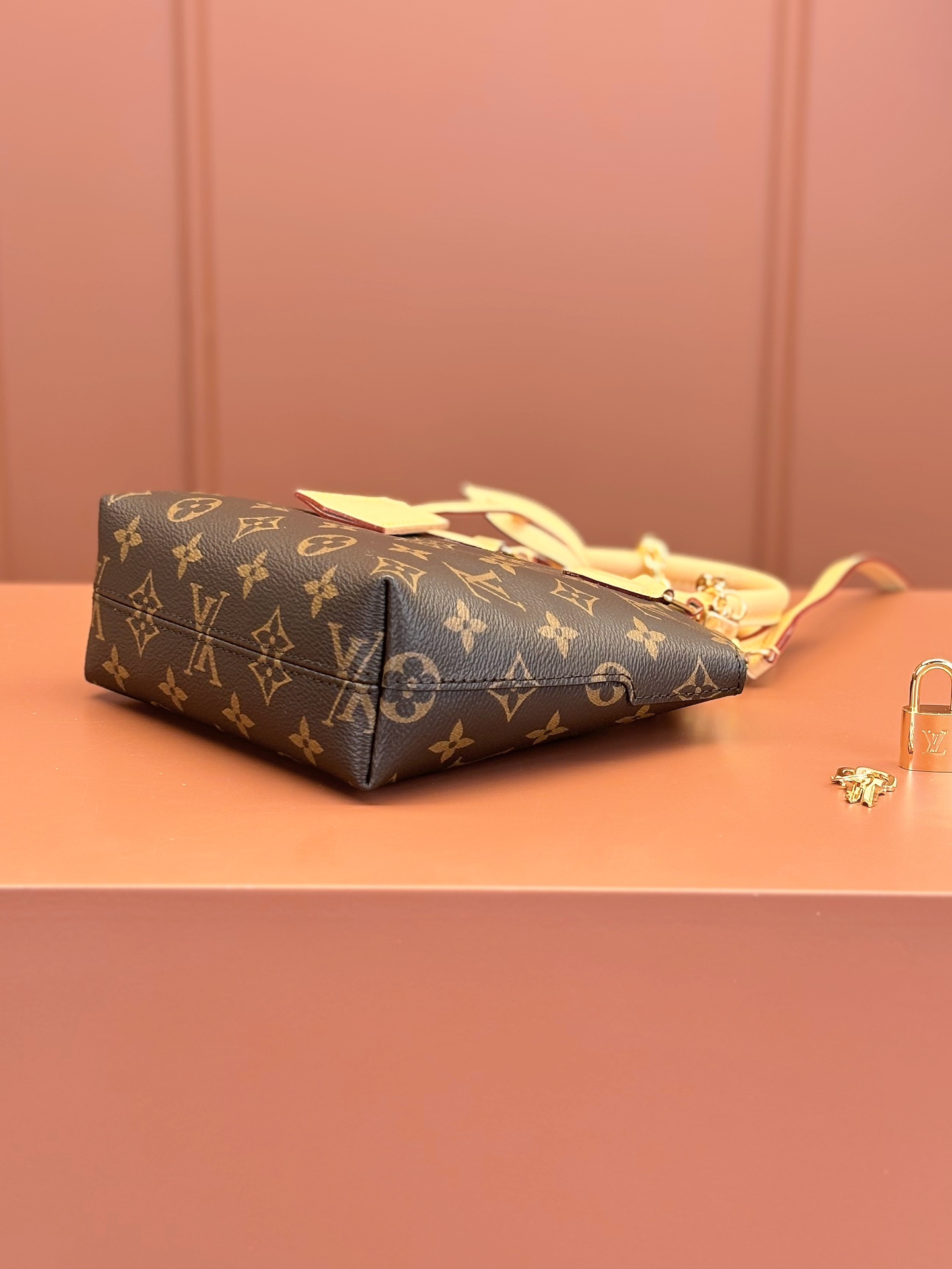  MB LOUIS VUITTON LOCKIT BB  LV 路易威登  可调节 可拆卸  牛皮革 斜挎包 单肩包 双肩包 水桶 手提包 M12019