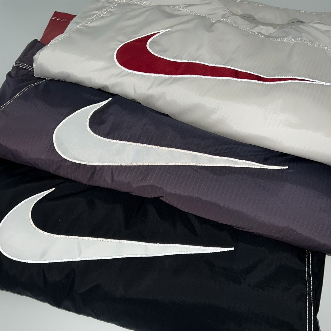 Supreme x Nike  联名款  保暖夹克 棉服 长袖 秋冬款 男女同款  反光线 黑色 白色 