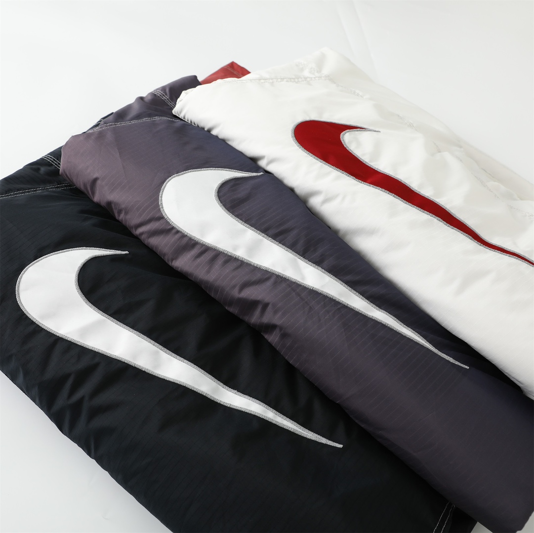 Supreme x Nike  联名款  保暖夹克 棉服 长袖 秋冬款 男女同款  反光线 黑色 白色 