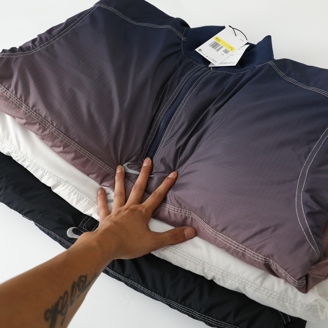 Supreme x Nike  联名款  保暖夹克 棉服 长袖 秋冬款 男女同款  反光线 黑色 白色 