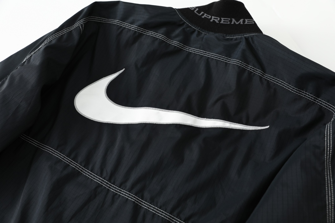 Supreme x Nike  联名款  保暖夹克 棉服 长袖 秋冬款 男女同款  反光线 黑色 白色 