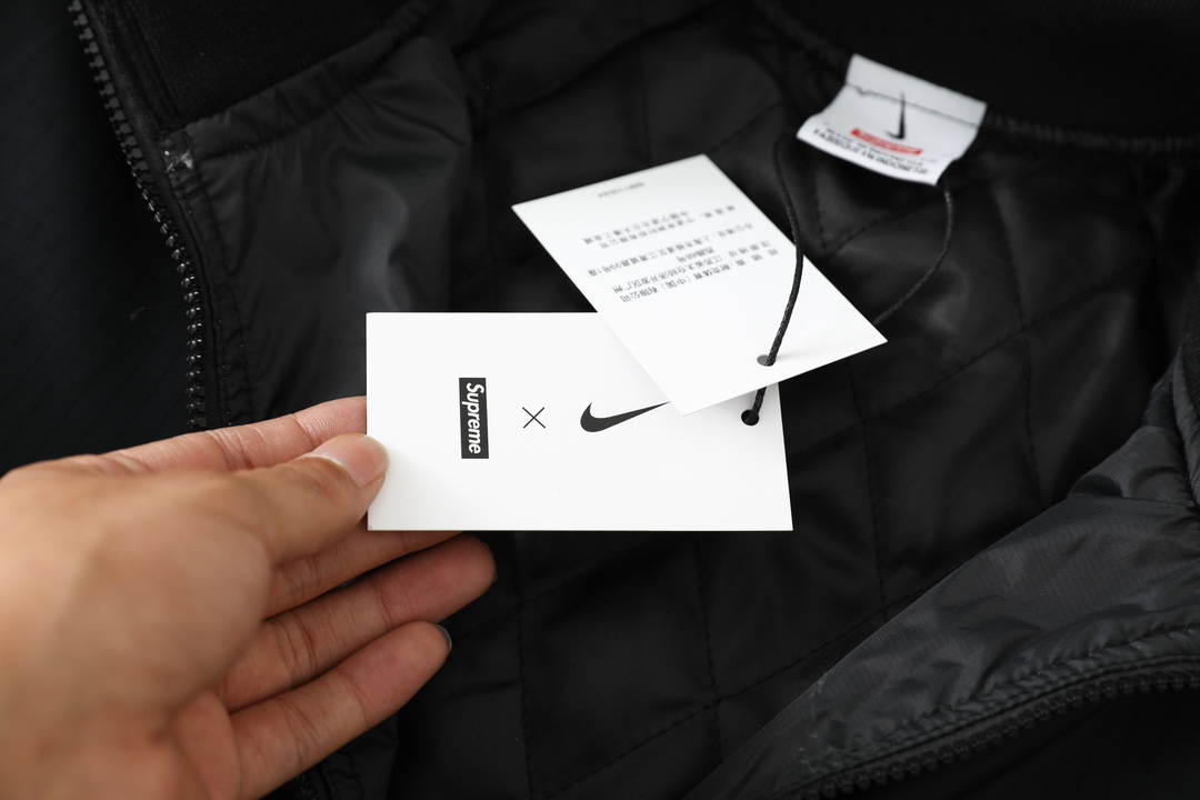 Supreme x Nike  联名款  保暖夹克 棉服 长袖 秋冬款 男女同款  反光线 黑色 白色 