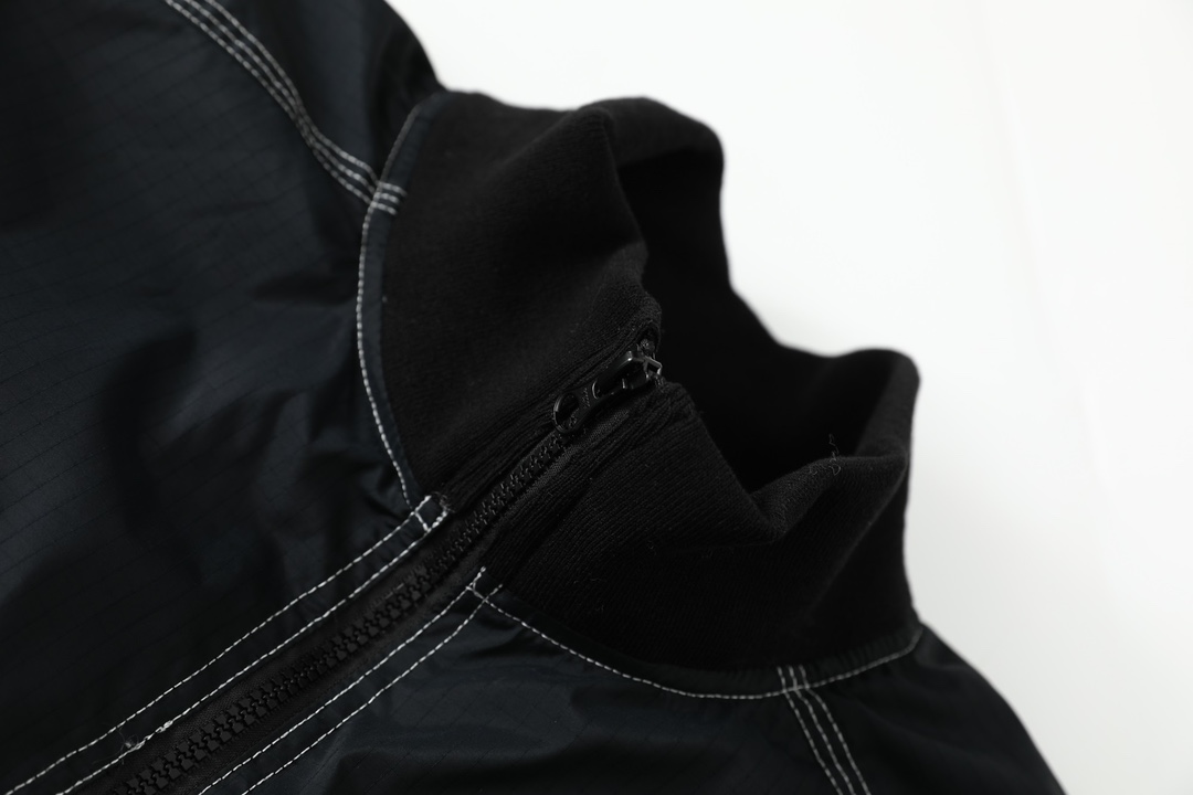 Supreme x Nike  联名款  保暖夹克 棉服 长袖 秋冬款 男女同款  反光线 黑色 白色 