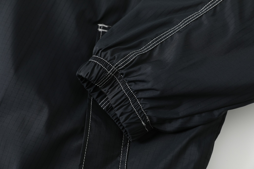 Supreme x Nike  联名款  保暖夹克 棉服 长袖 秋冬款 男女同款  反光线 黑色 白色 