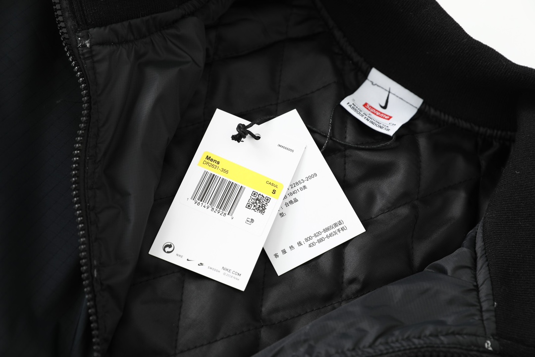 Supreme x Nike  联名款  保暖夹克 棉服 长袖 秋冬款 男女同款  反光线 黑色 白色 