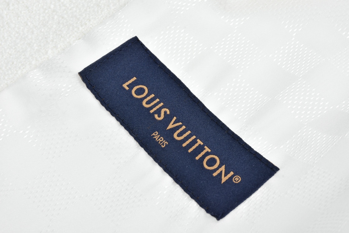 LOUIS VUITTON 路易威登 2024 LV 纯色无领单排扣 长袖  夹克 外套 白色 1AG466