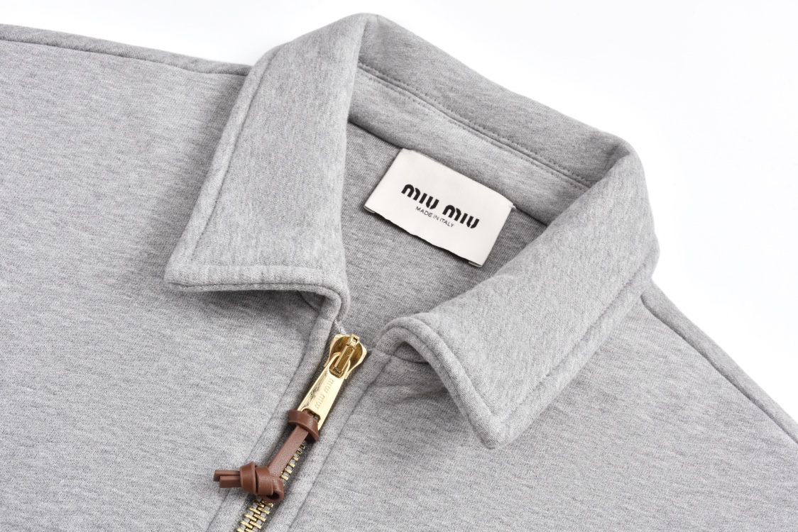 MIU MIU 缪缪 皮标字母logo拉链太空棉夹克 外套 长袖 灰色 ML1060-15EG-F0031-S-OOO