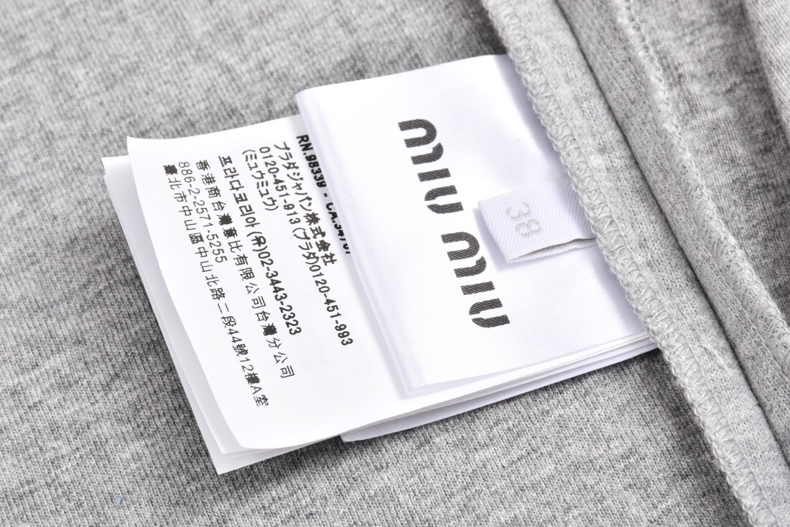 MIU MIU 缪缪 皮标字母logo拉链太空棉夹克 外套 长袖 灰色 ML1060-15EG-F0031-S-OOO