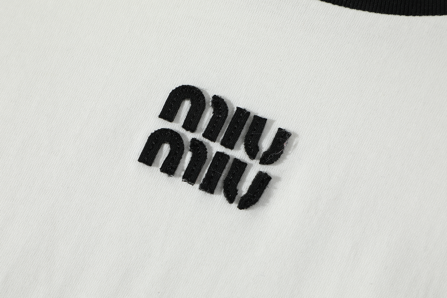 MIU MIU 微标刺绣撞色 字母logo圆领 短袖 T恤 夏季 白色 黑色 