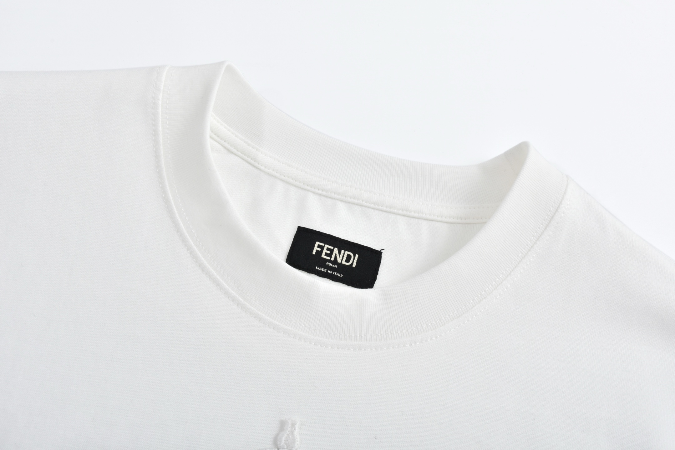 FENDI 芬迪 盾牌刺绣 圆领T恤 短袖  夏季 男女同款 白色 FY0936AU9DF0QA0