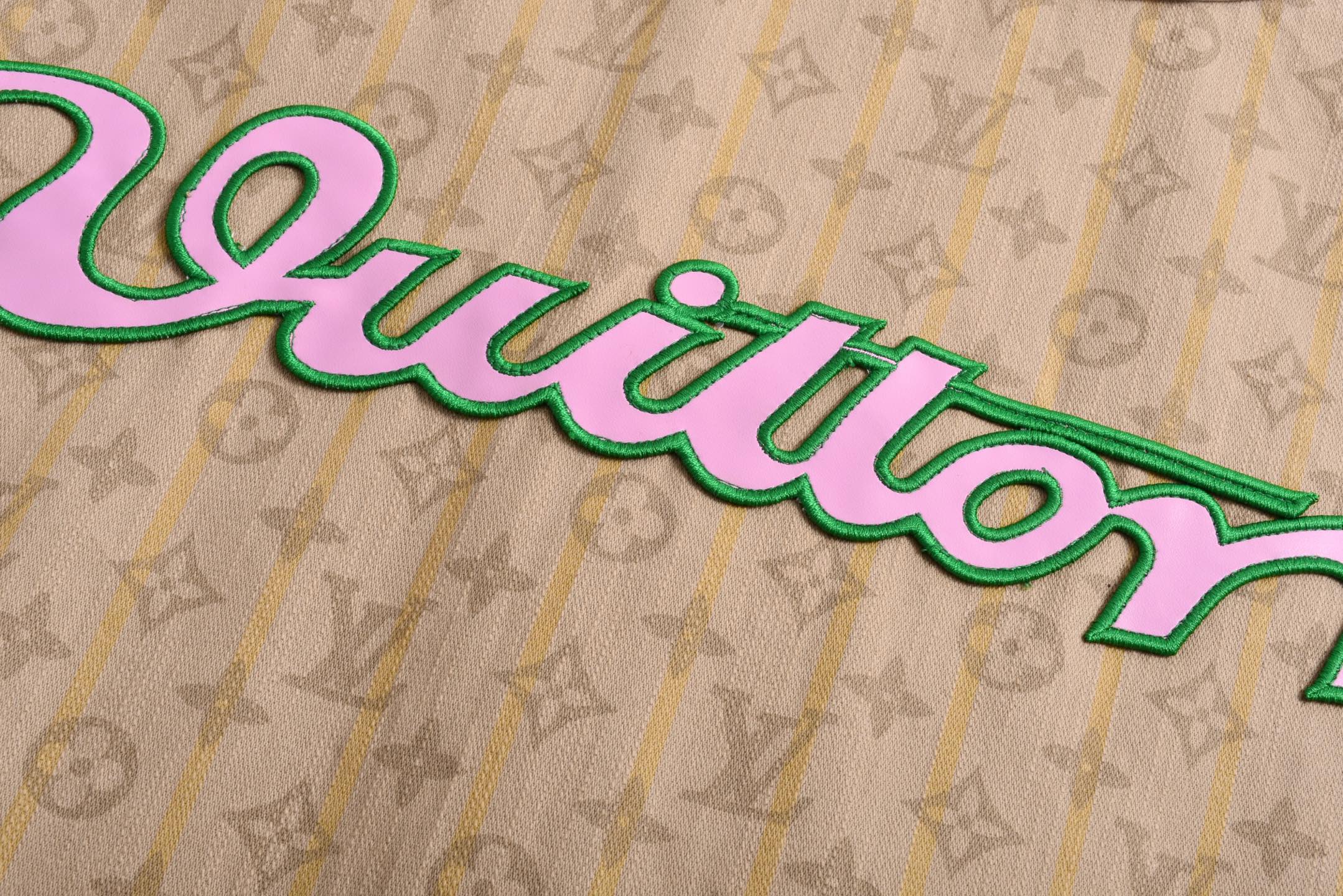 LOUIS VUITTON 路易威登 LV 走秀日文棒球衫 夏季 T恤 男女同款  短袖  棕色B5