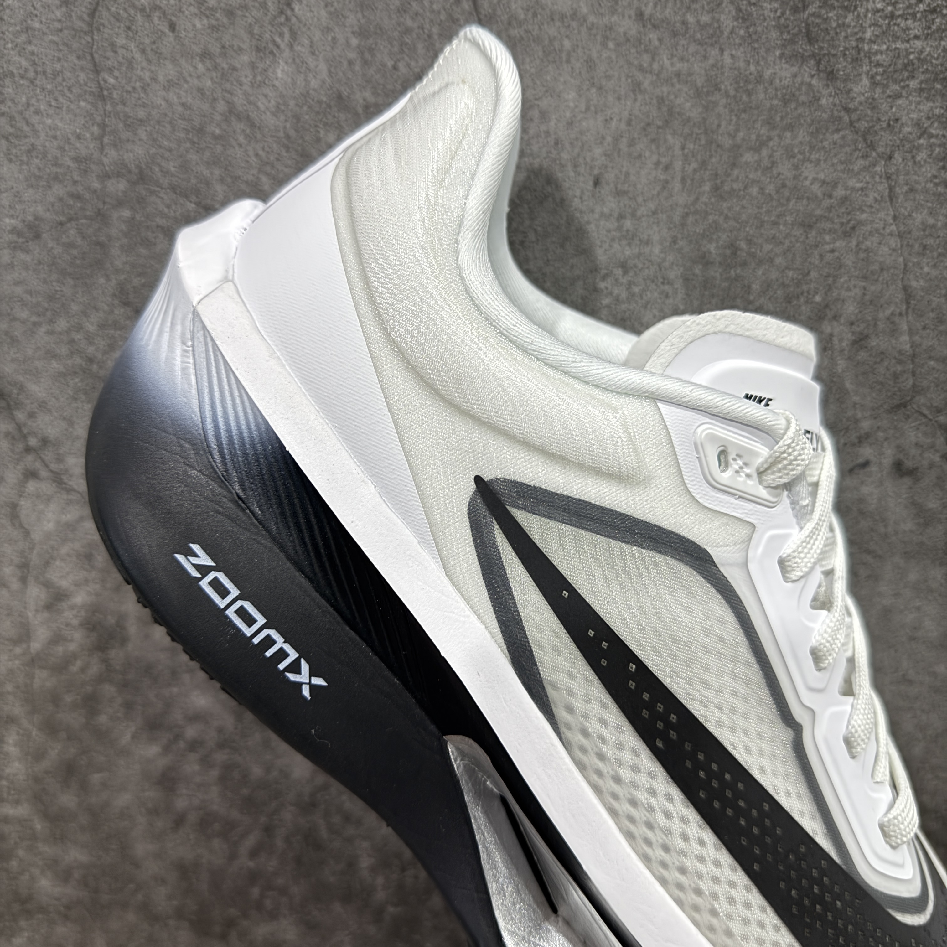 Zomm Fly6 竞速飞行6代 低筒 轻质缓震透气休闲运动 跑步鞋 波鞋 真碳板 男女同款 白灰黑 FN8454-100