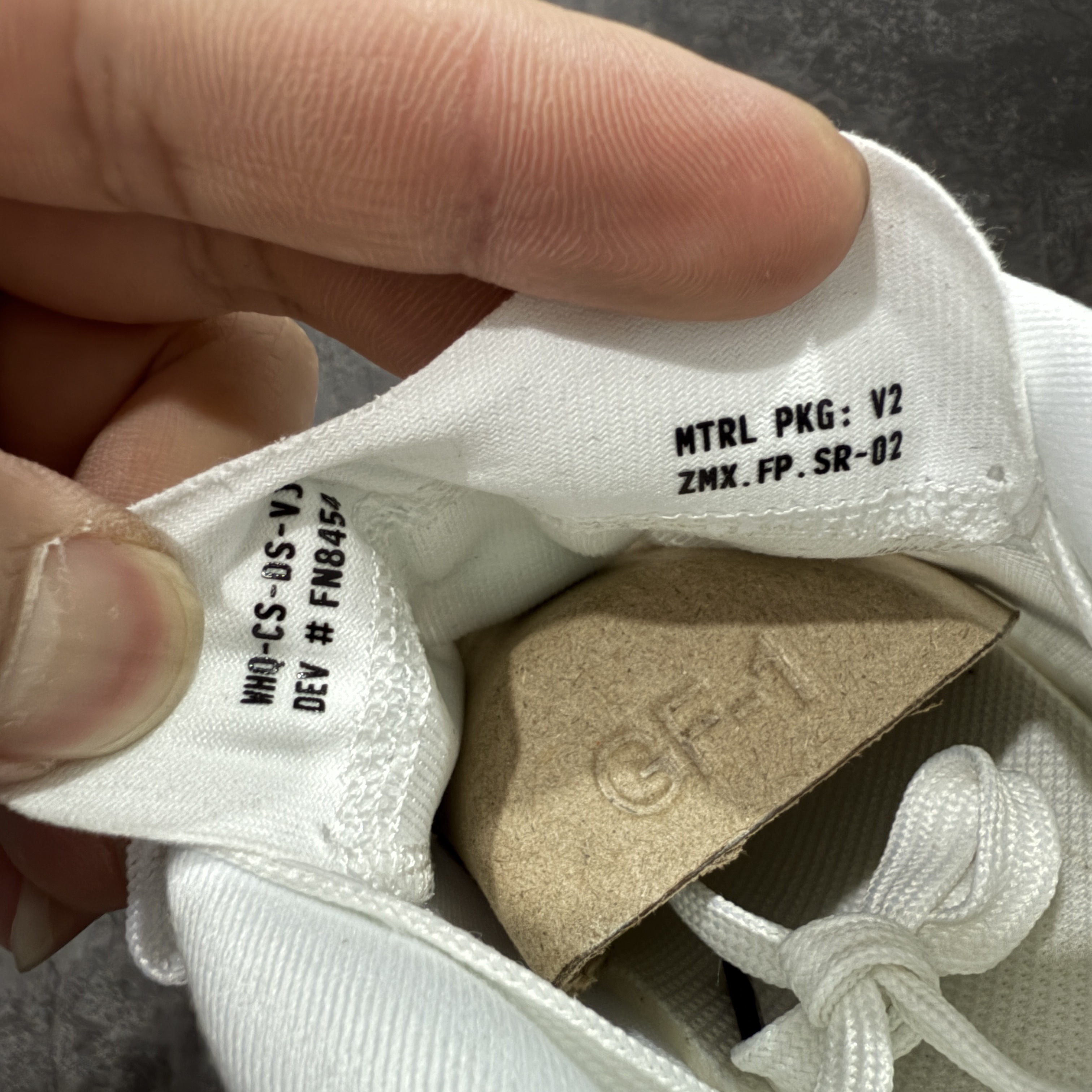 Zomm Fly6 竞速飞行6代 低筒 轻质缓震透气休闲运动 跑步鞋 波鞋 真碳板 男女同款 白灰黑 FN8454-100