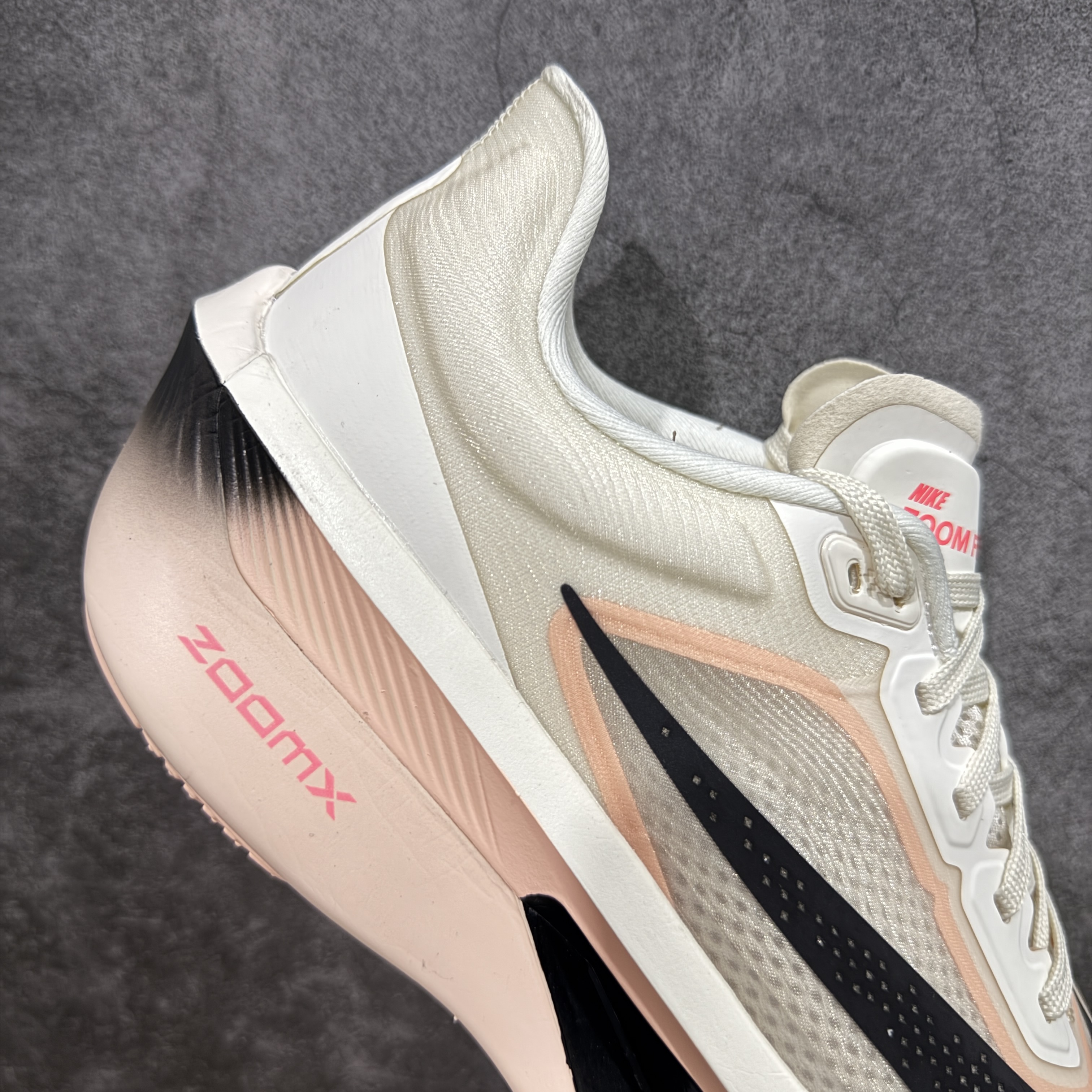 Zomm Fly6 竞速飞行6代 低筒 轻质缓震透气休闲运动 跑步鞋 波鞋 女款 男款 真碳板 米黑 FN8455 FN8454-102