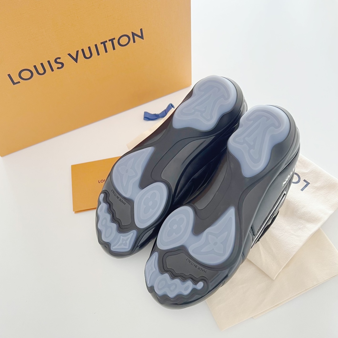 Louis Vuitton Footprint  LV  足球鞋 路易威登 低筒 休闲鞋 板鞋 运动鞋 波鞋 男鞋  1AHDRD