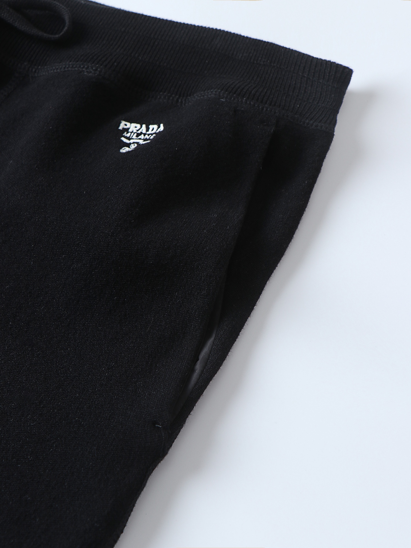 PRADA 普拉达 经典刺绣毛织 logo印花休闲裤 运动裤 裤子 短裤 黑色A5 