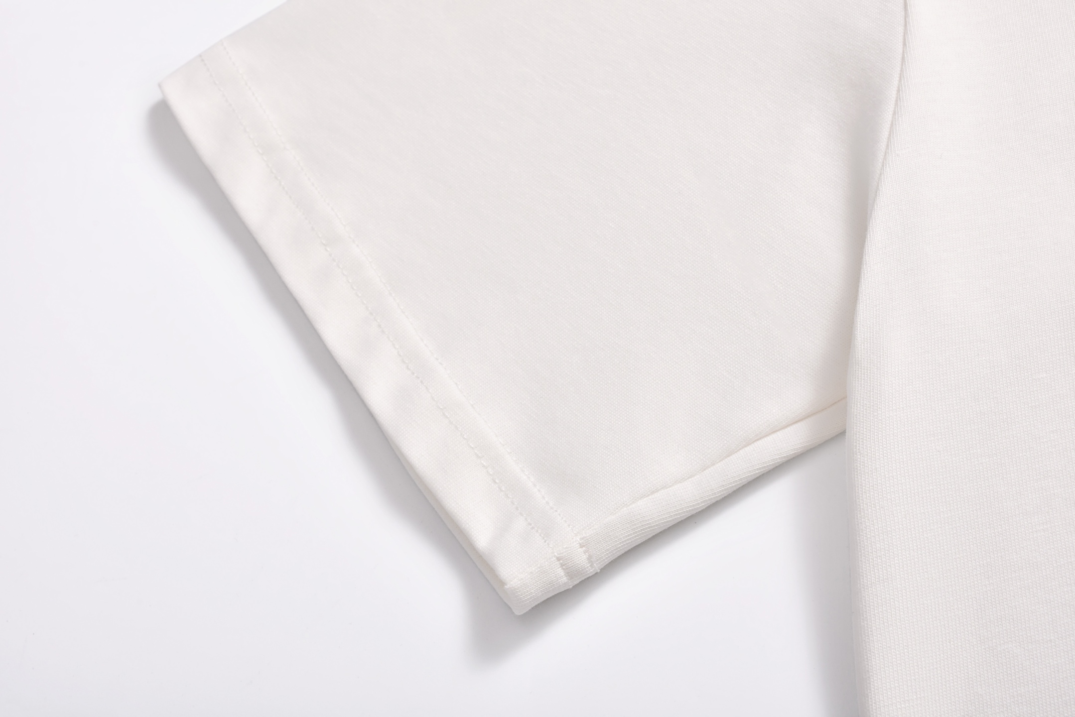 LOUIS VUITTON 路易威登 LV  红爱心  夏季 T恤 男女同款  短袖 白色A5