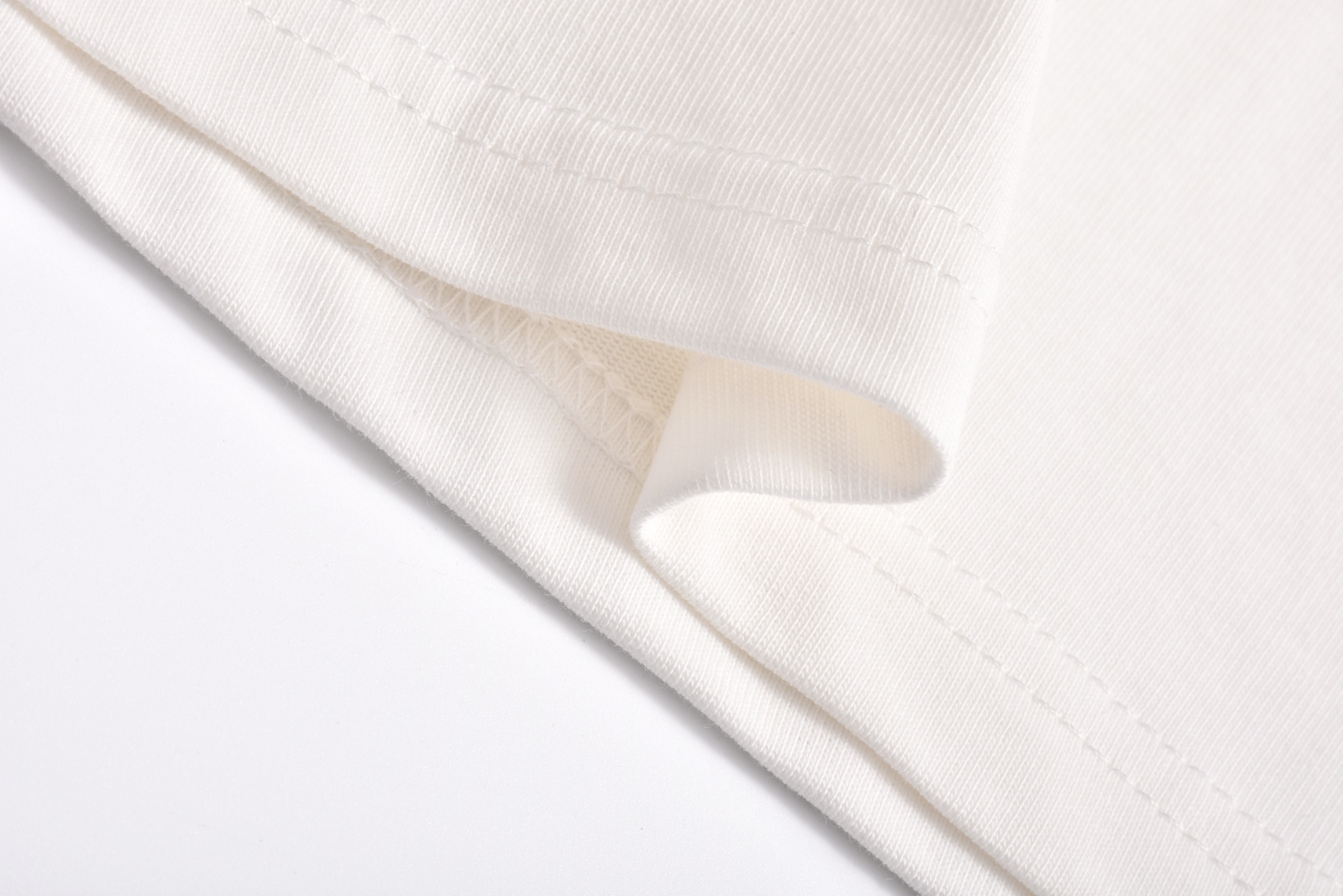 LOUIS VUITTON 路易威登 LV  红爱心  夏季 T恤 男女同款  短袖 白色A5