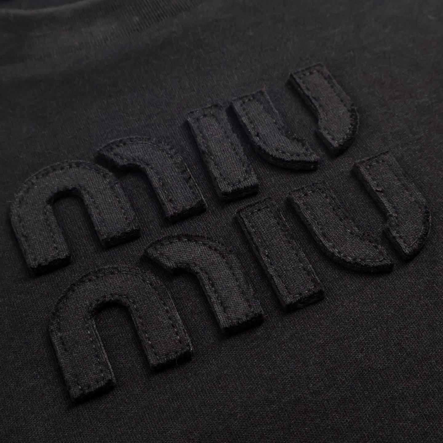 MIU MIU 贴布绣logo 圆领 休闲短袖 T恤 夏季 白色 黑色A2