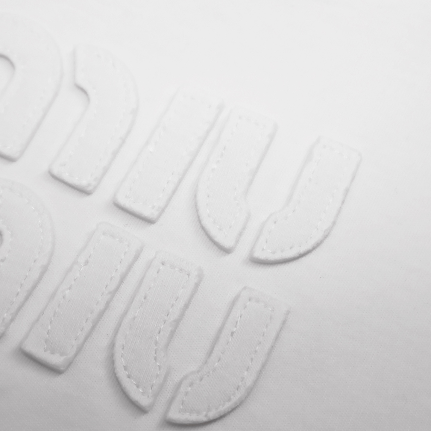 MIU MIU 贴布绣logo 圆领 休闲短袖 T恤 夏季 白色 黑色A2