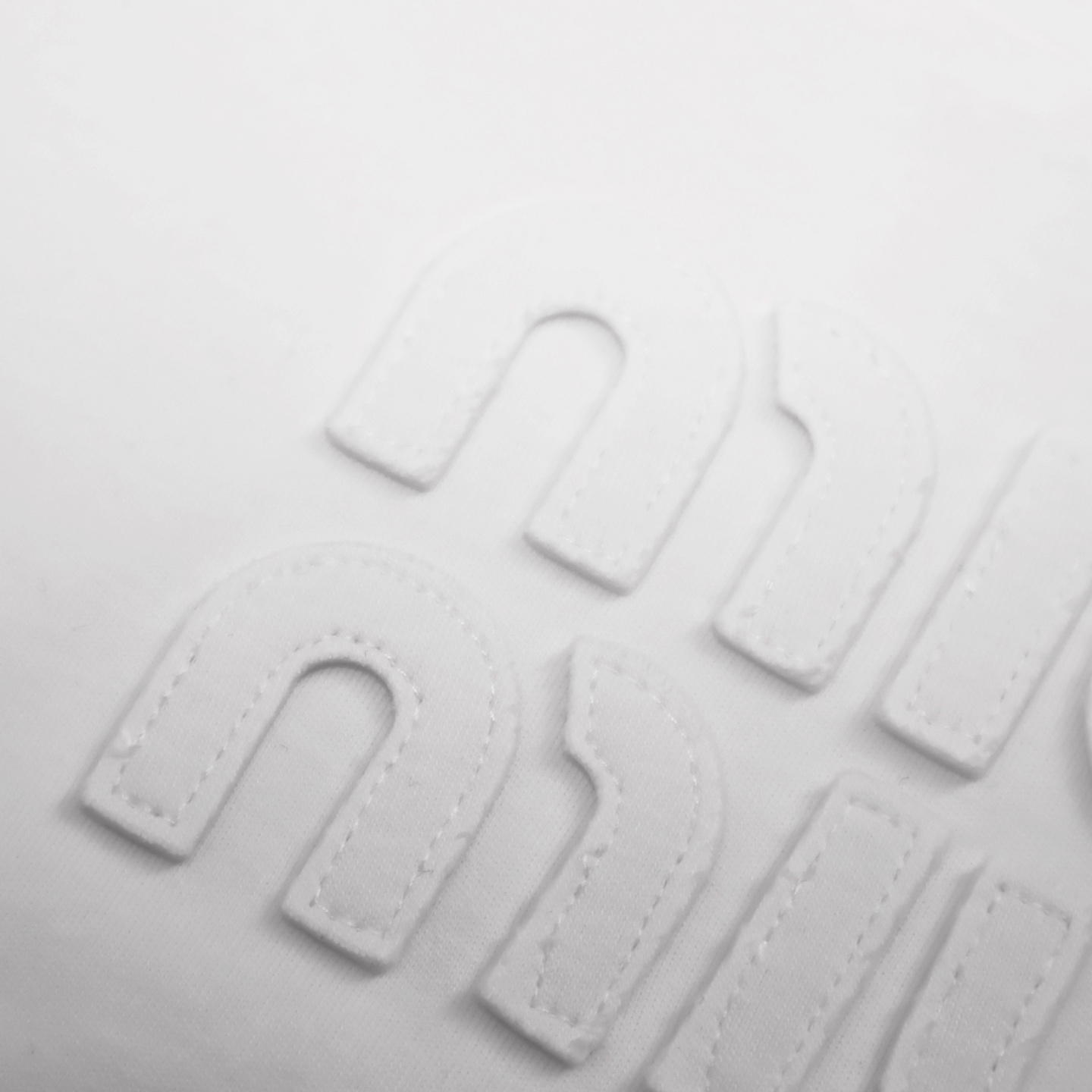 MIU MIU 贴布绣logo 圆领 休闲短袖 T恤 夏季 白色 黑色A2