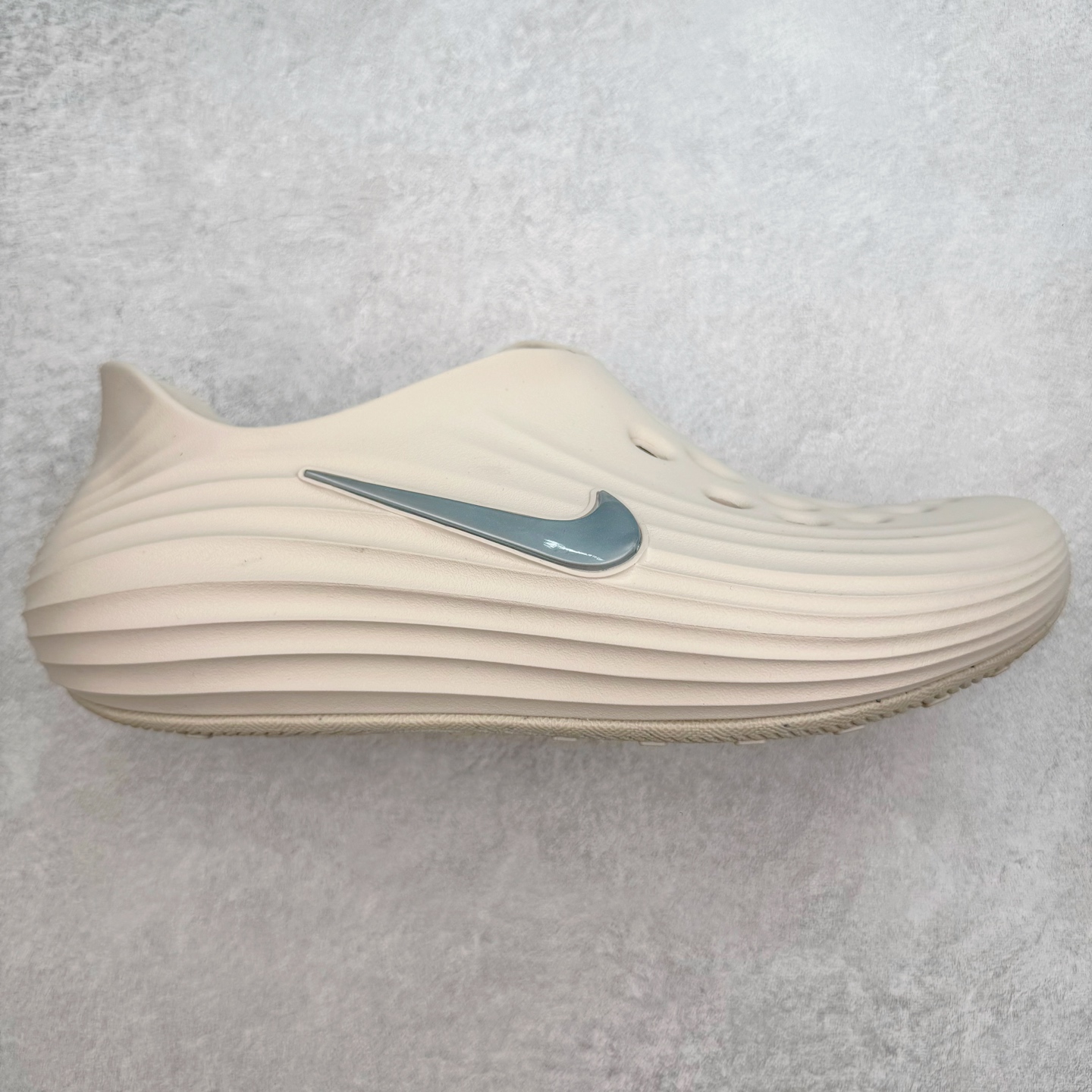 正确复合底 Nike Reactx Rejuven8 洞洞鞋 简约舒适  室外拖鞋 男女同款  浅金棕 HV5060-100