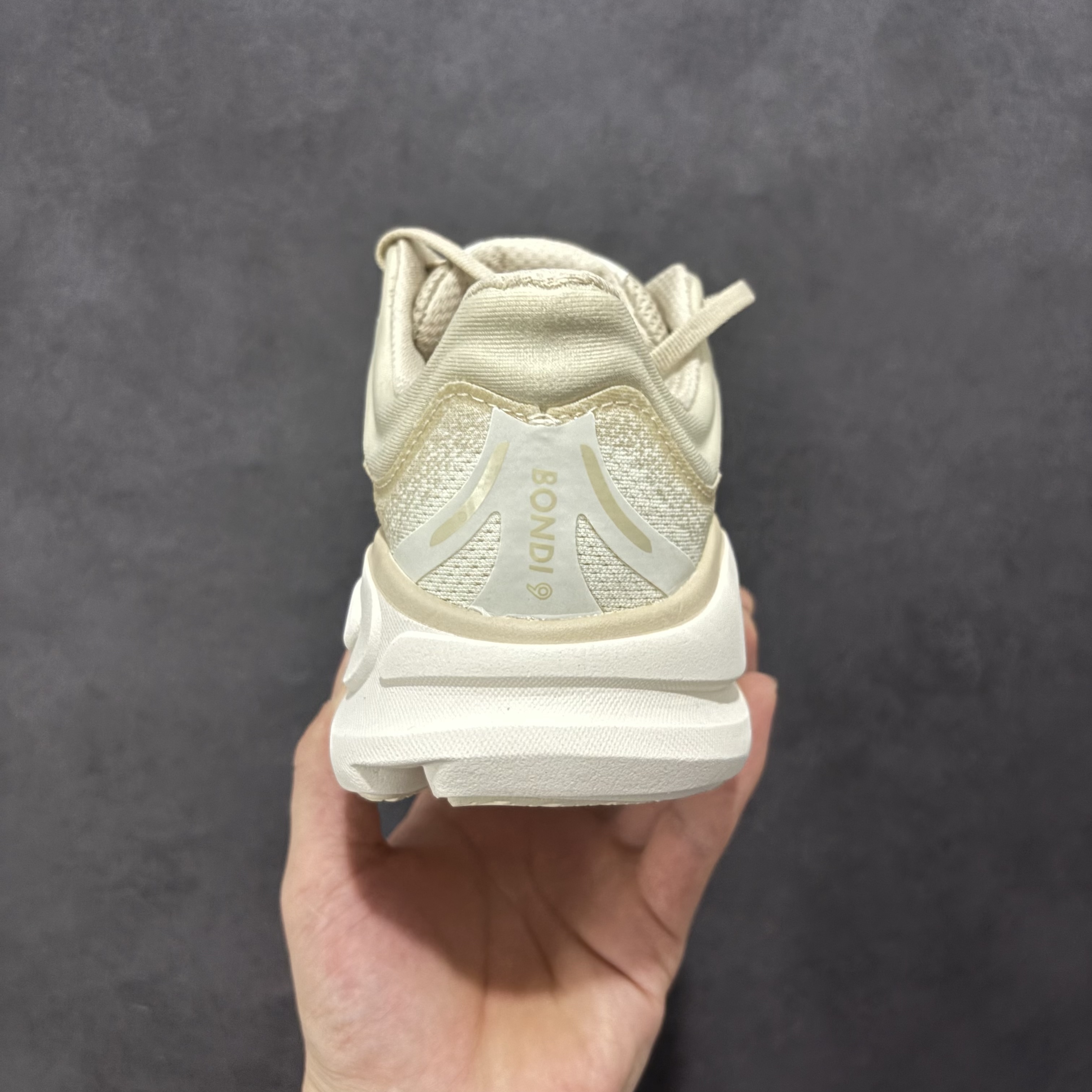 HOKA ONE ONE Bondi 9   邦迪 9 九代 舒适防滑耐磨低帮休闲跑步鞋 波鞋  米色 1162011-OLTM
