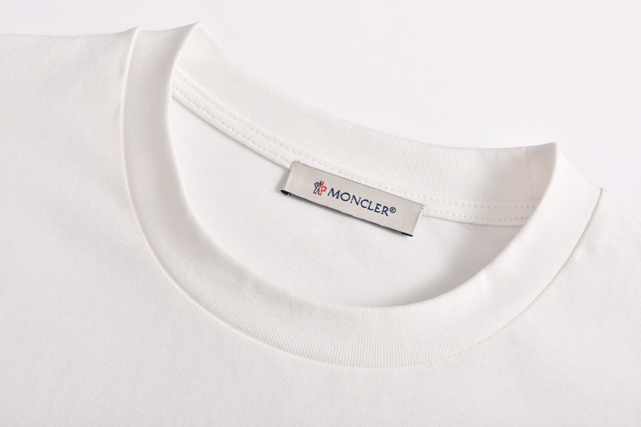 Moncler 蒙口 白标 字母 圆领 宽松 透气 短袖T恤 白色A2  J20918C000218390T032  