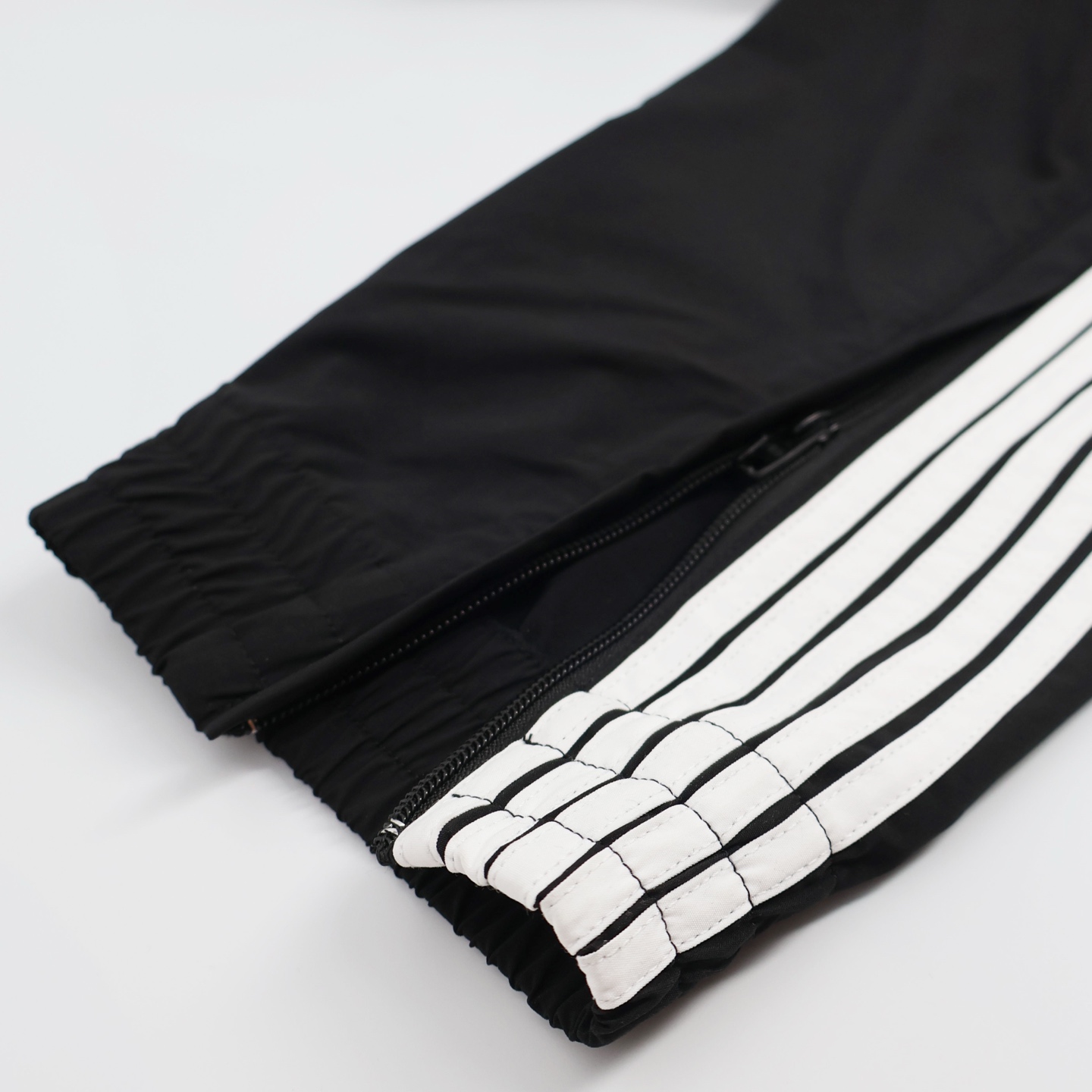 Balenciaga 巴黎世家 圆环刺绣  卫裤 松紧腰运动裤 长裤 裤子 休闲裤 黑色-B0 