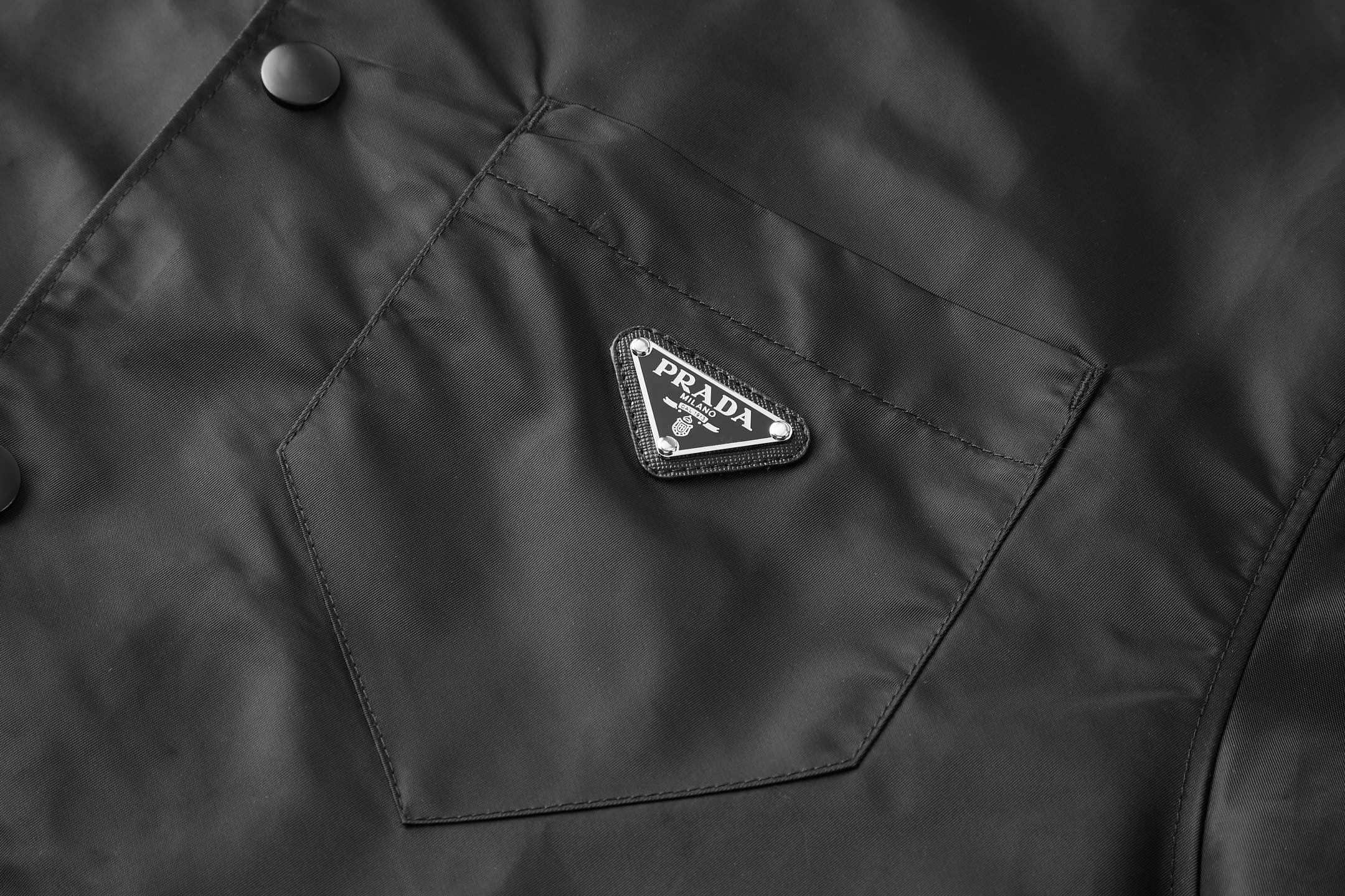 PRADA 普拉达三角标尼龙  衬衫 休闲夏季 短袖 T恤 黑色A2 SC513-S202-1WQ8