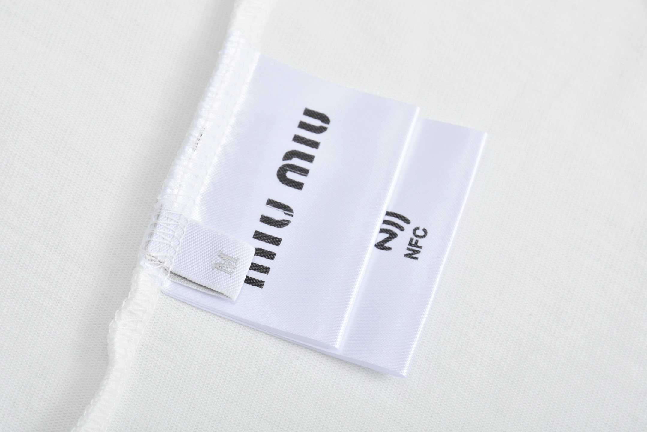 MIU MIU 小logo刺绣  圆领 休闲短袖 T恤 夏季 白色 黑色A2