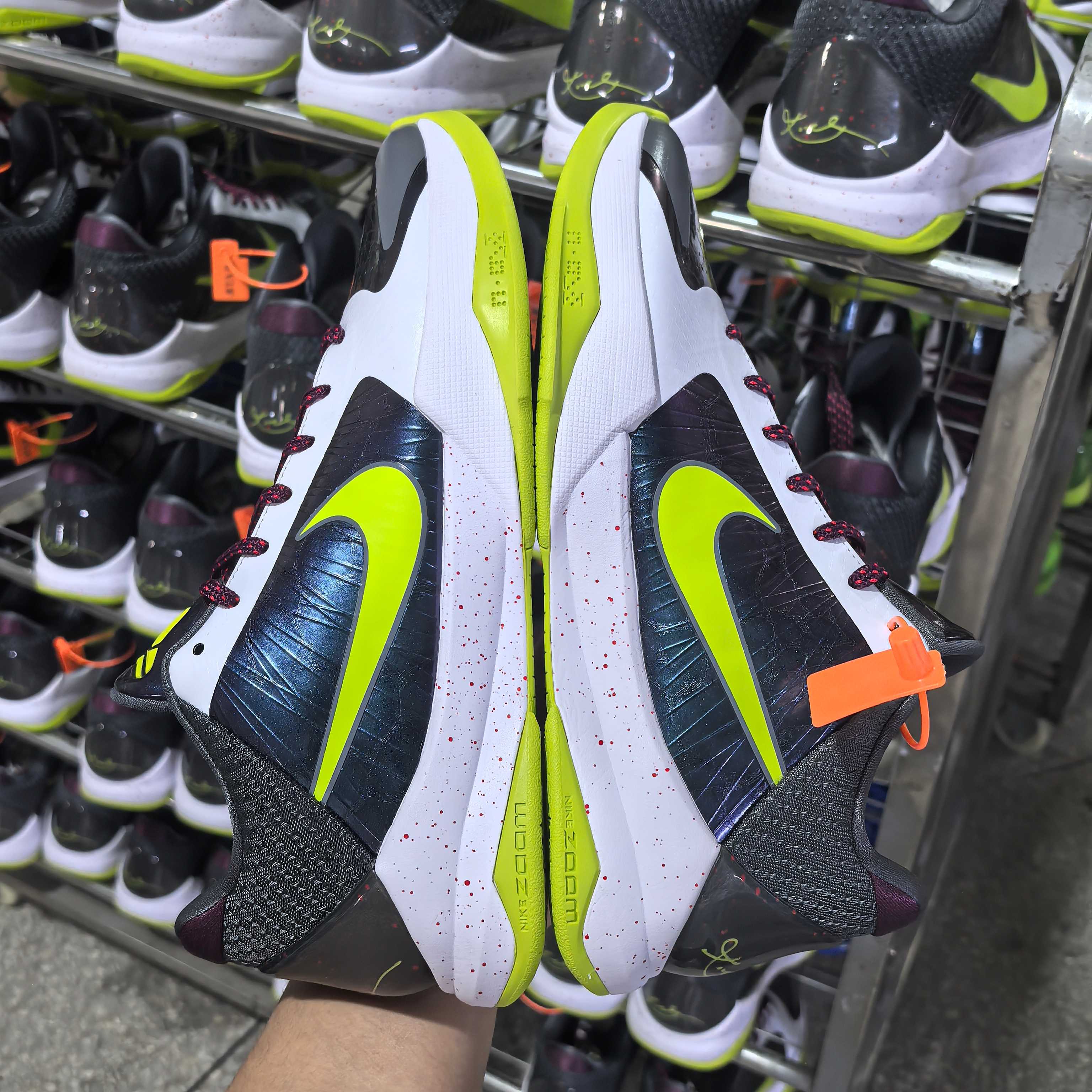 STAR -S级别 Kobe 5 Chaos 篮球鞋 球鞋 波鞋 实战鞋 运动耐磨防滑 男鞋 波鞋 小丑 CD4991-100