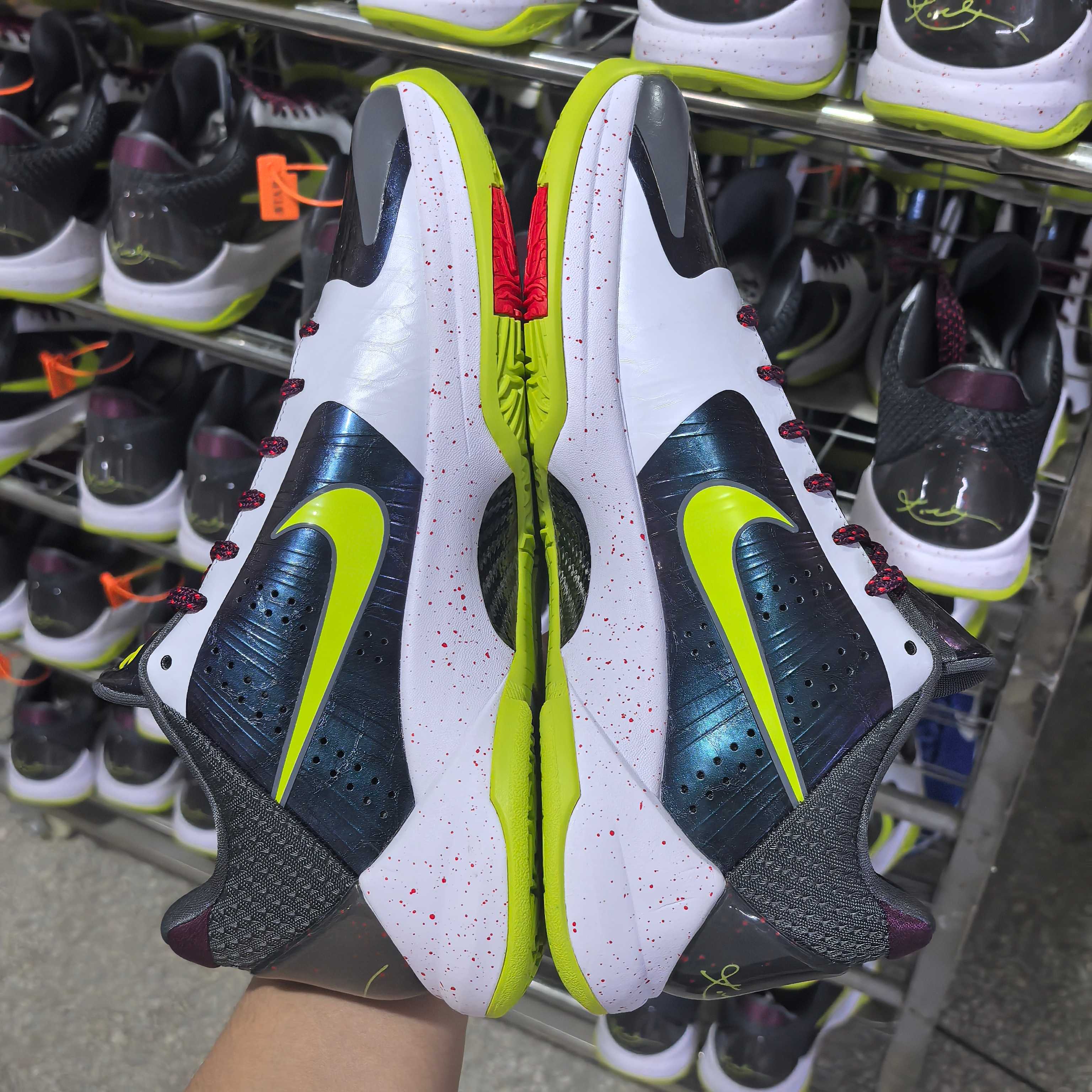 STAR -S级别 Kobe 5 Chaos 篮球鞋 球鞋 波鞋 实战鞋 运动耐磨防滑 男鞋 波鞋 小丑 CD4991-100