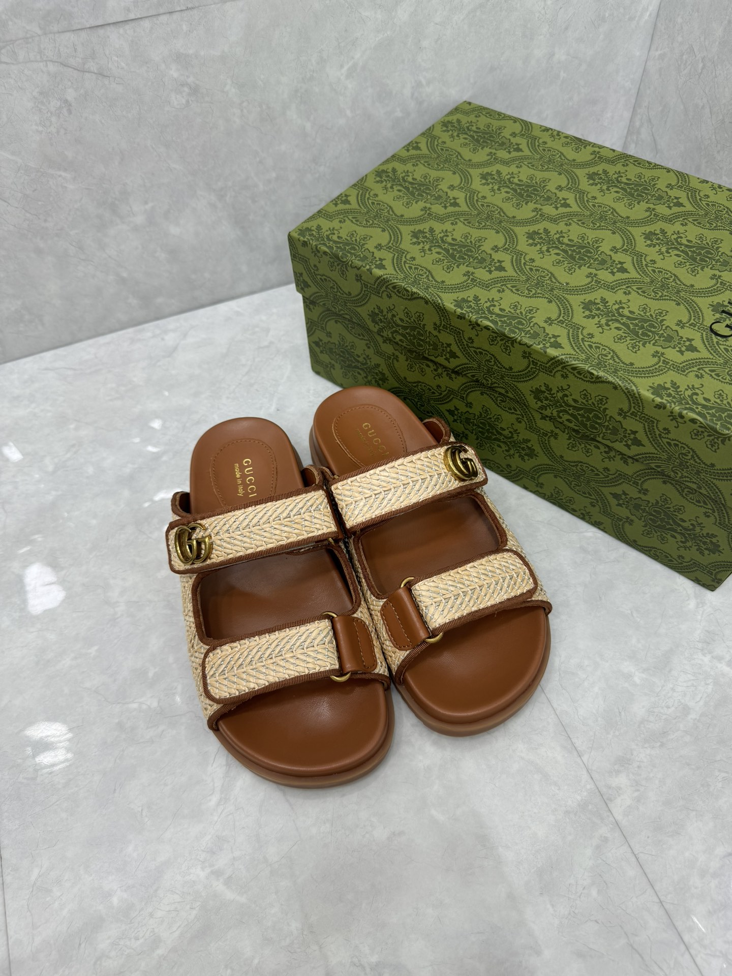  GUCCI 古驰 露脚趾 魔术贴一字拖鞋 户外拖鞋 女款 棕色 780061FAC559559