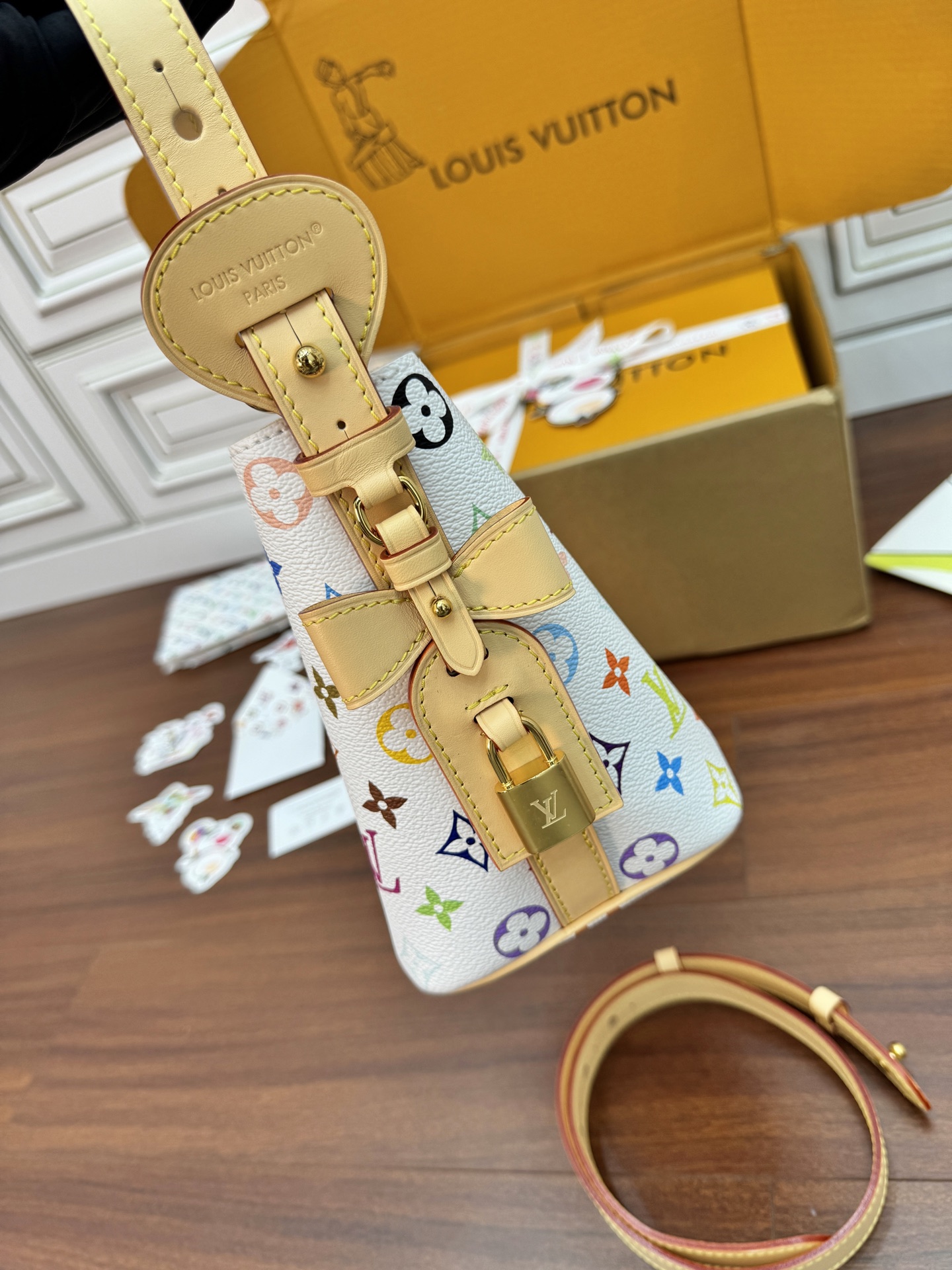 特級芯片 LOUIS VUITTON Takashi Murakami 村上隆 LV 路易威登  牛皮革 斜挎包 单肩包 双肩包 水桶 手提包 白彩色 M13089